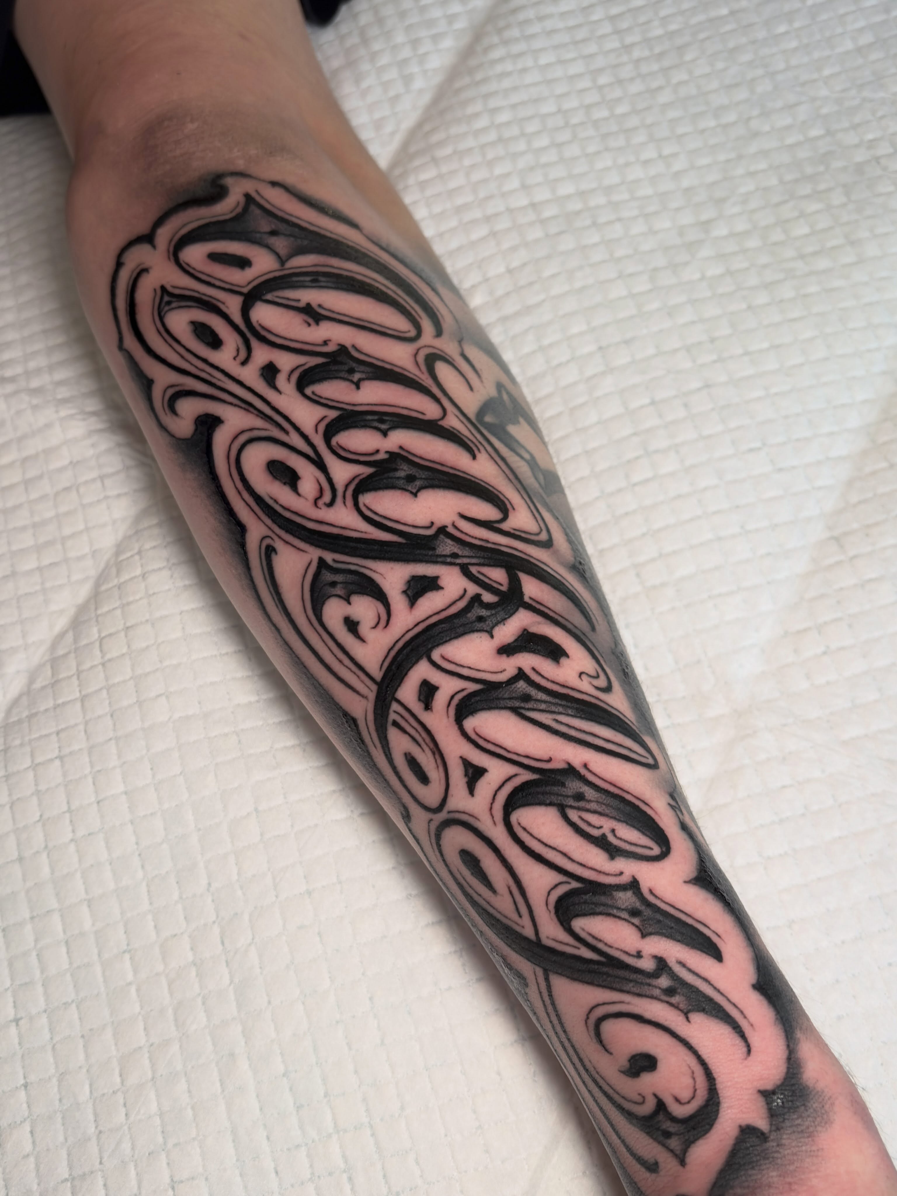 Tribal pattern tribal tattoo on the forearm by Italo Holie