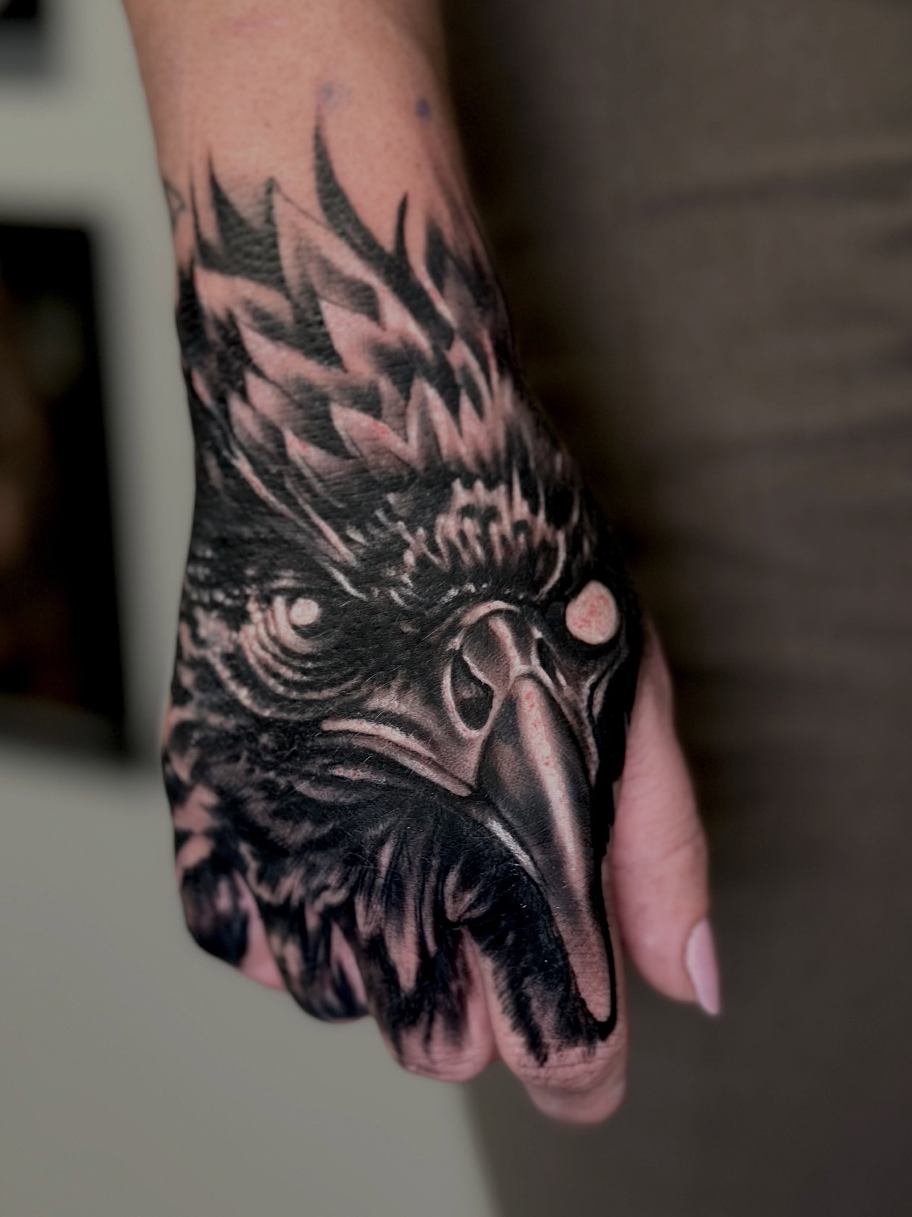 Raven realism tattoo on the hand by Italo Holie