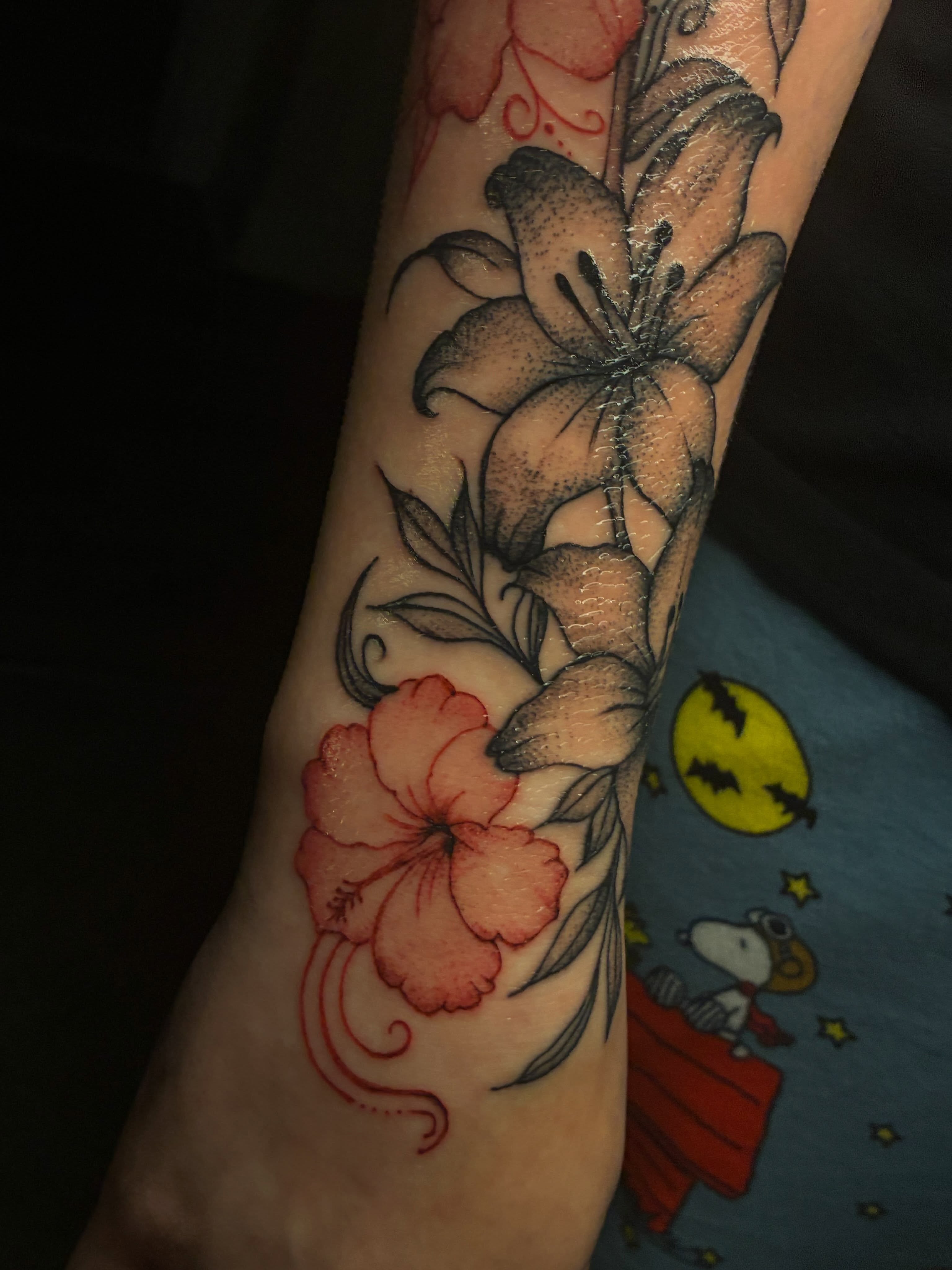 Lily and hibiscus dotwork tattoo on the forearm by ɪɪɴᴋᴇᴅʙʏʀᴇɴɴ🐉