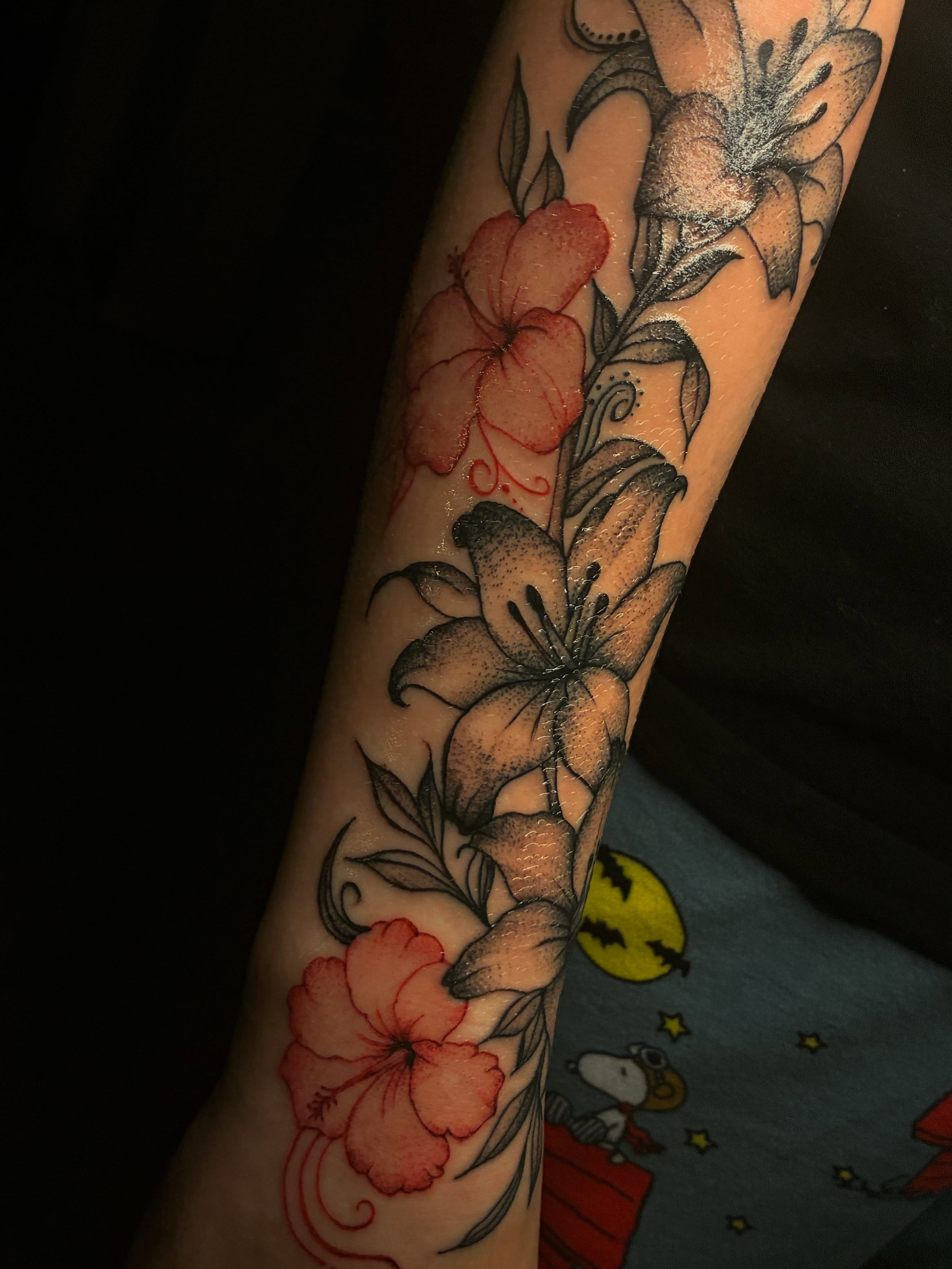 Lilies and hibiscus dotwork tattoo on the forearm by ɪɪɴᴋᴇᴅʙʏʀᴇɴɴ🐉