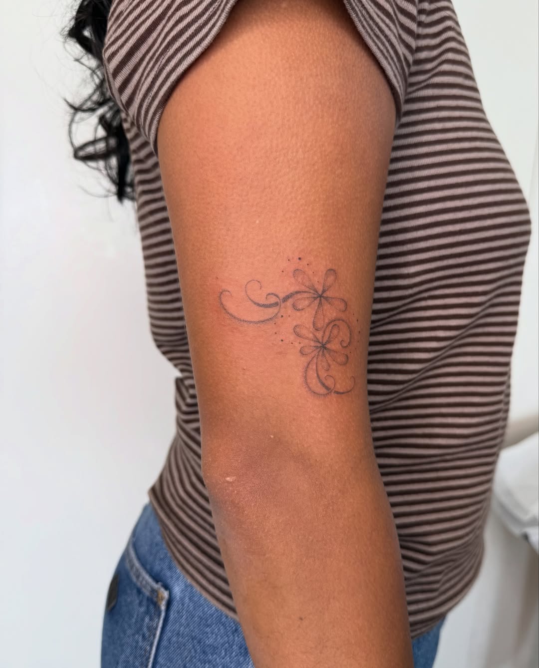 Swirls dotwork tattoo on the forearm by Soomin