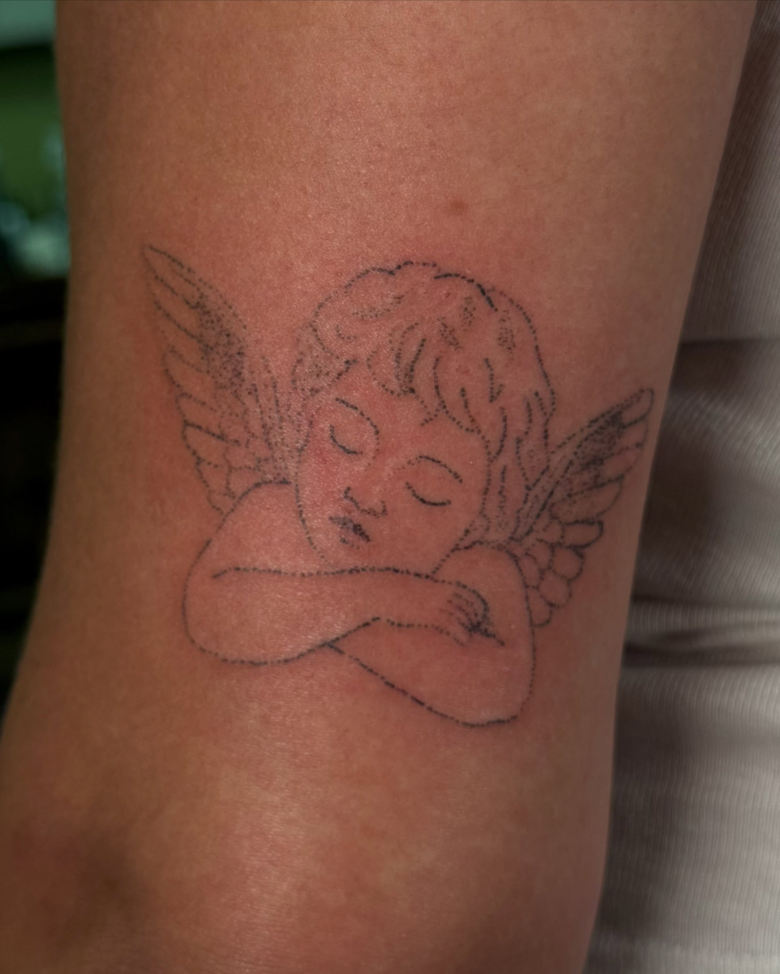Tattoo by @babybeartattoos β dotwork