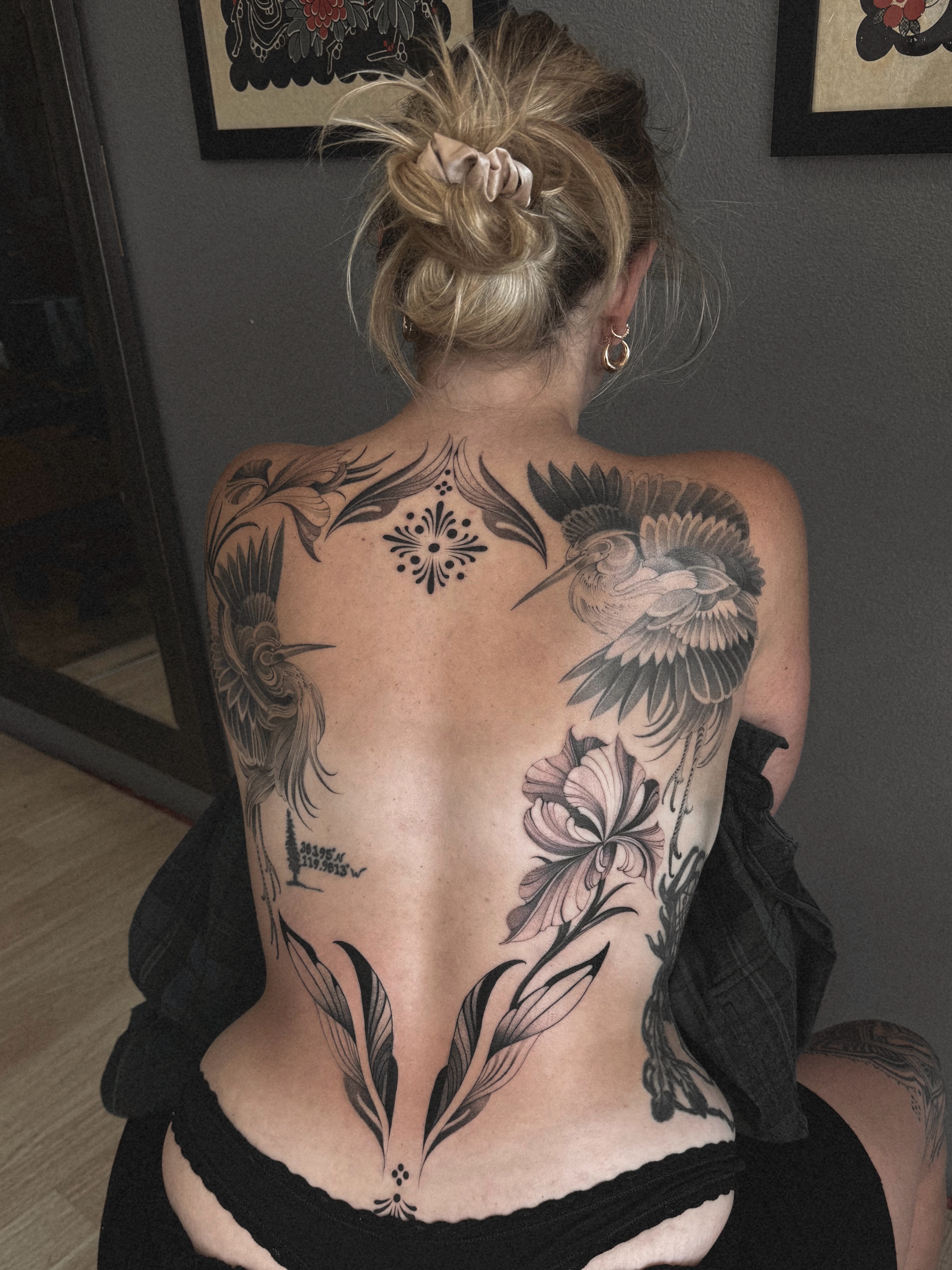 Floral and bird black and grey tattoo on the back by ᴋᴀᴛᴇ ᯽ ᴘᴀᴄɪᴏᴛᴛɪ
