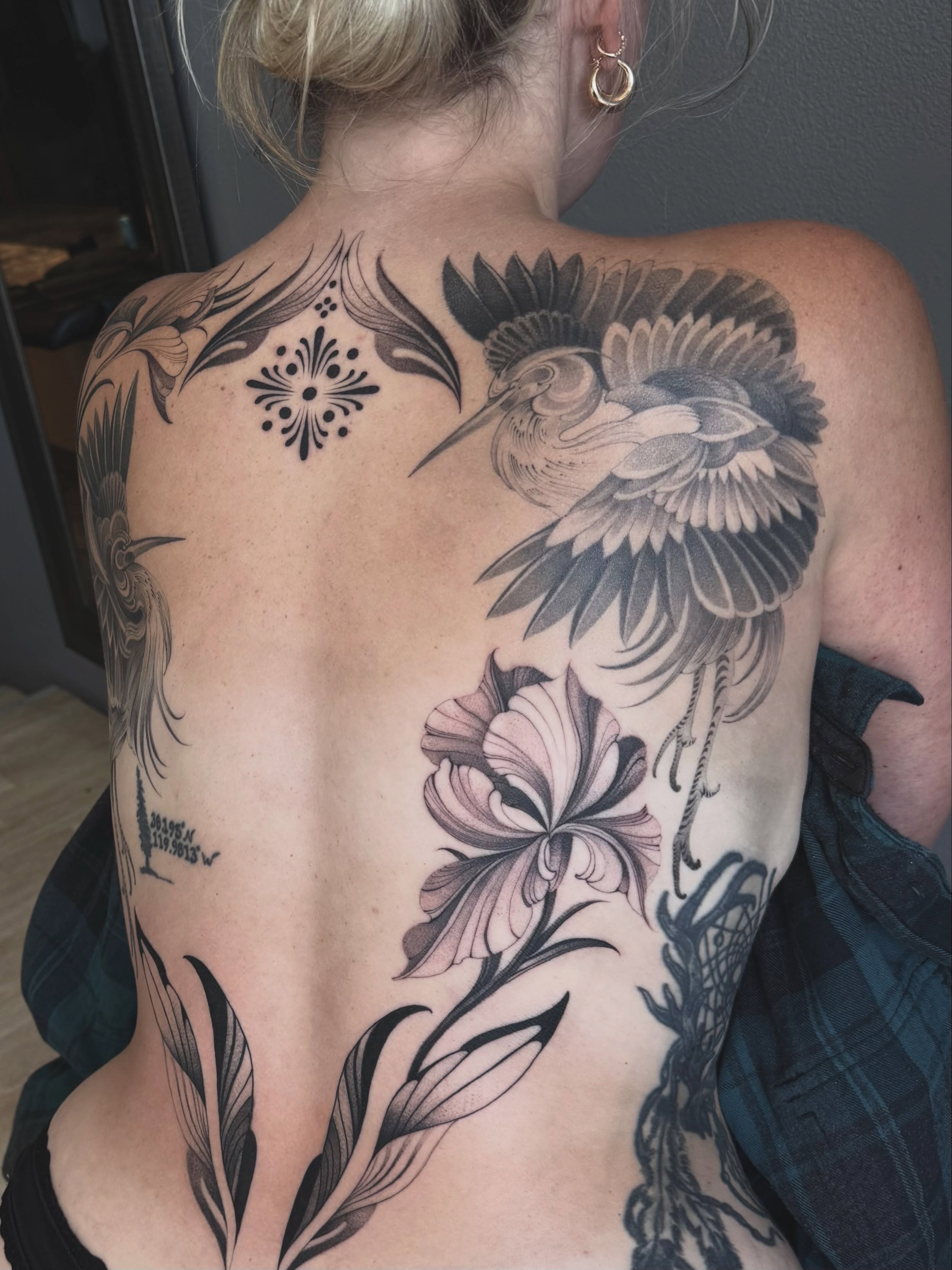 Bird and floral realism tattoo on the back by ᴋᴀᴛᴇ ᯽ ᴘᴀᴄɪᴏᴛᴛɪ