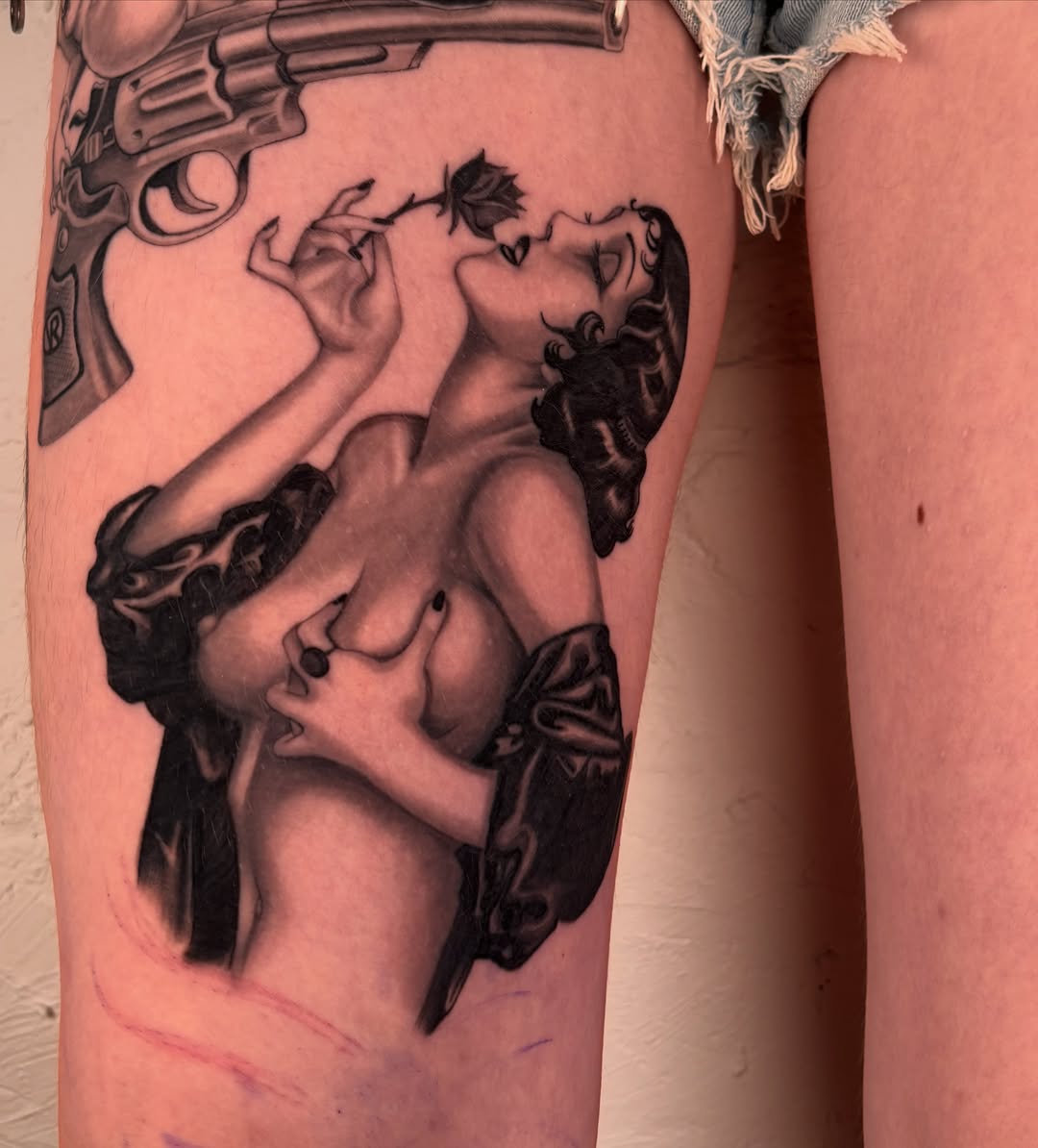 Naked couple realism tattoo on the thigh by laura bianca