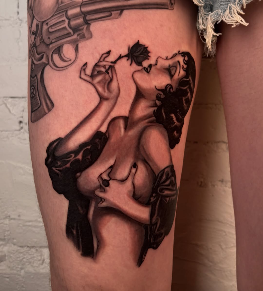 Woman with rose realism tattoo on the thigh by laura bianca