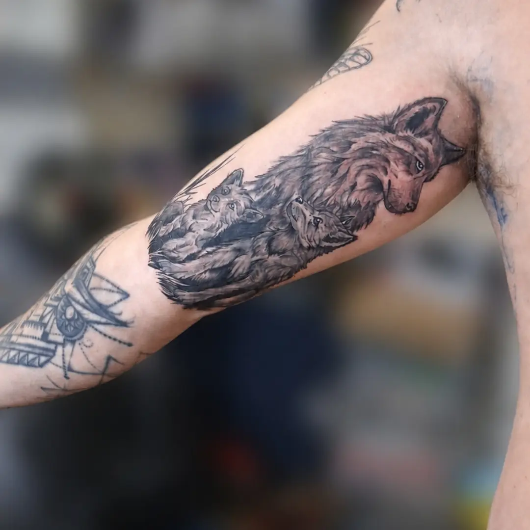 Wolf family realism tattoo on the forearm by Tanya Tattoota