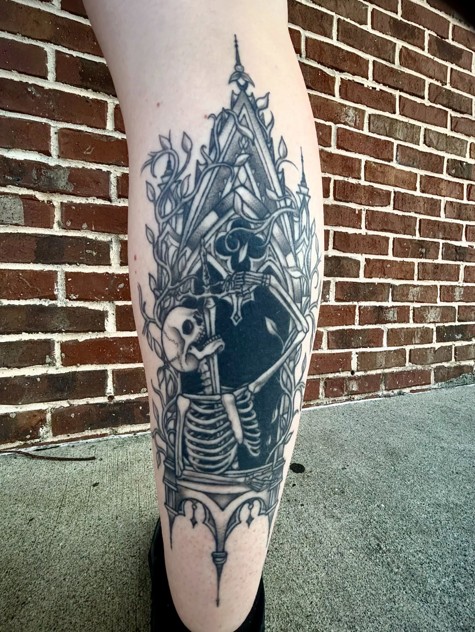 Skeleton with crown dotwork tattoo on the thigh by @mexcellent_tattoos