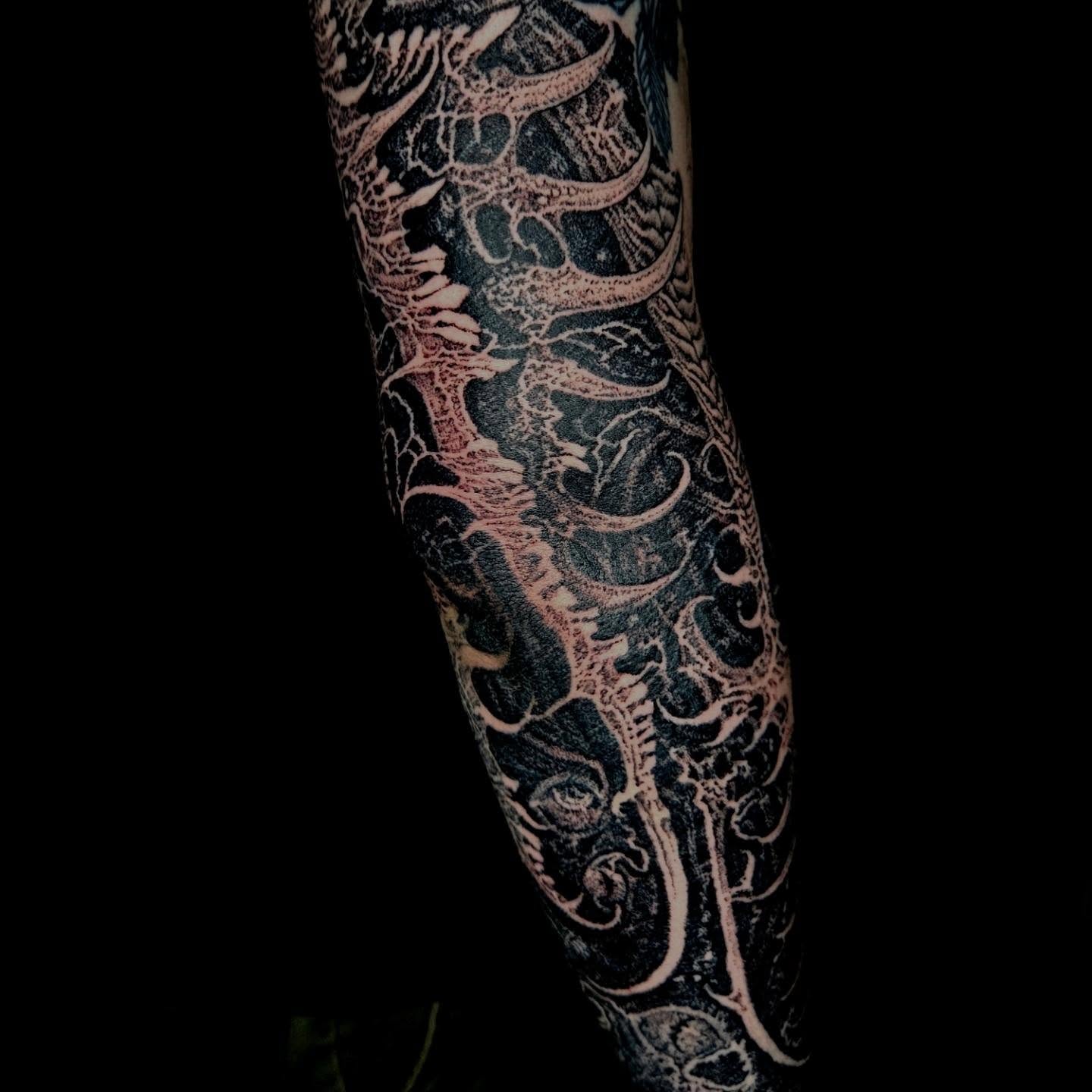 Abstract pattern black and grey tattoo on the forearm by @hellscribe