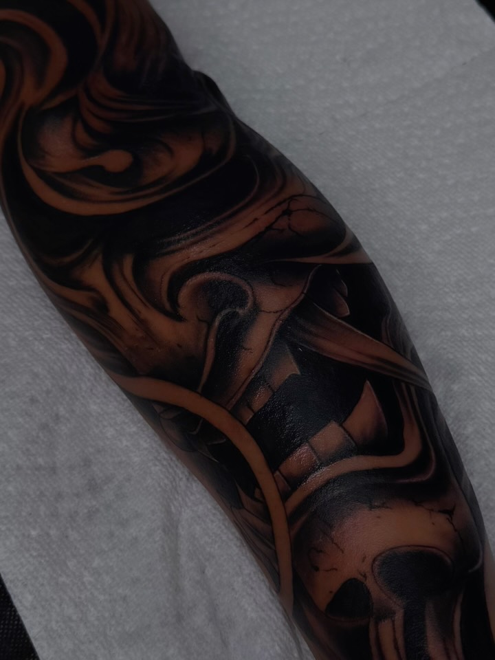Tattoo by @el_enano_tatto — black_and_grey, geometric