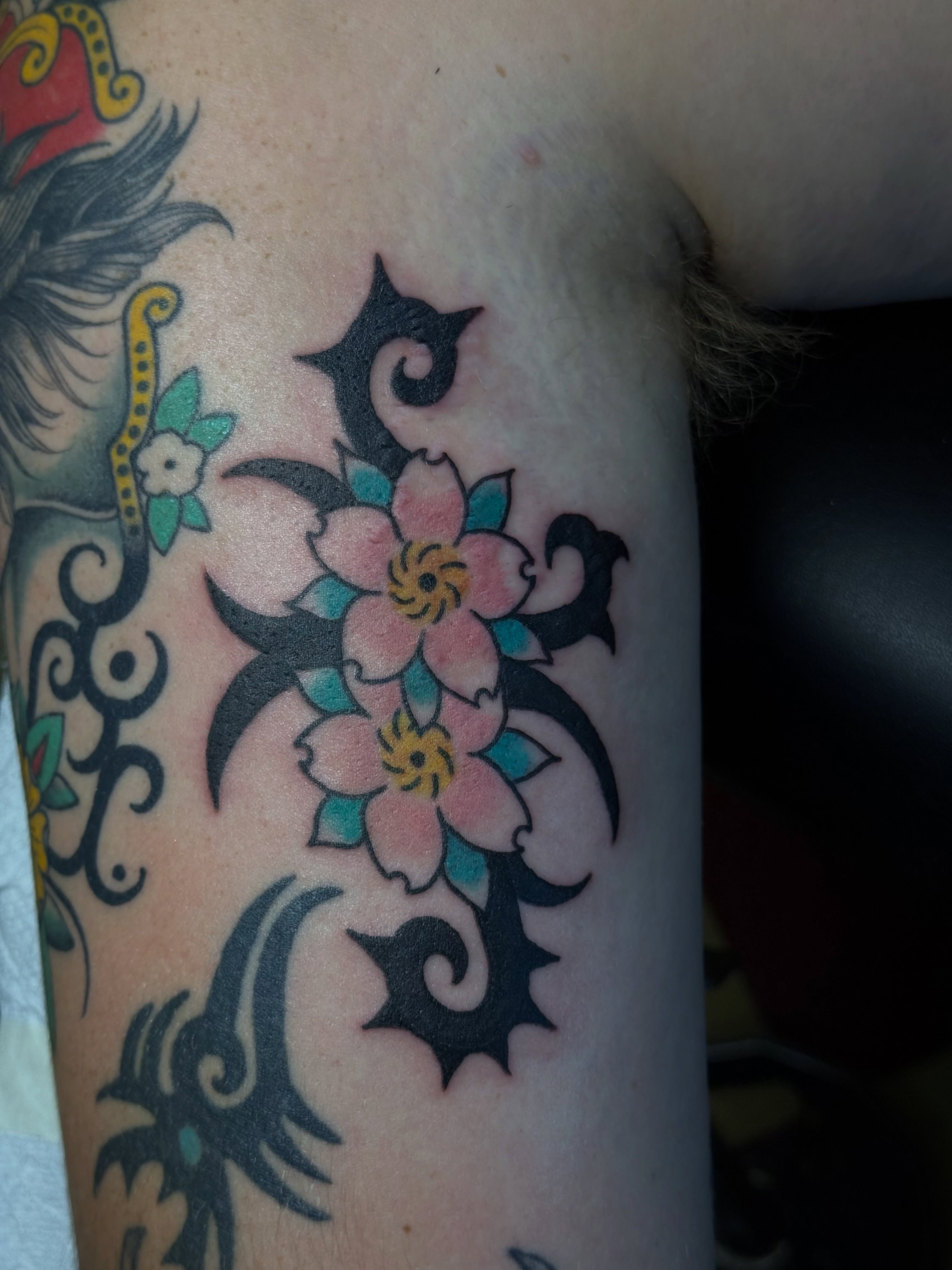 Floral design American traditional tattoo on the thigh by Kaysen