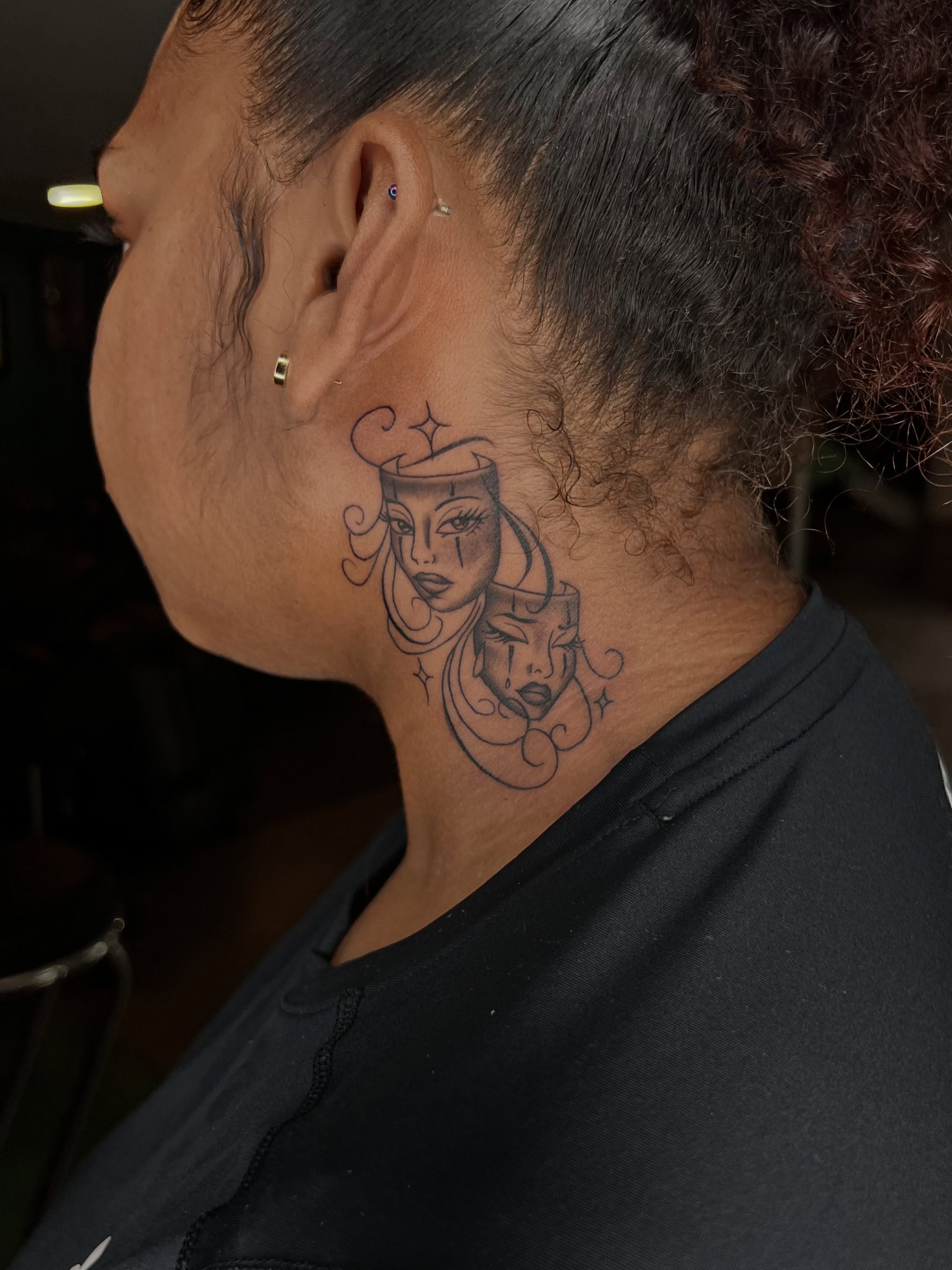 Woman's face black and grey tattoo on the neck by Tattoo (Réaliste), Toulouse, Occitanie