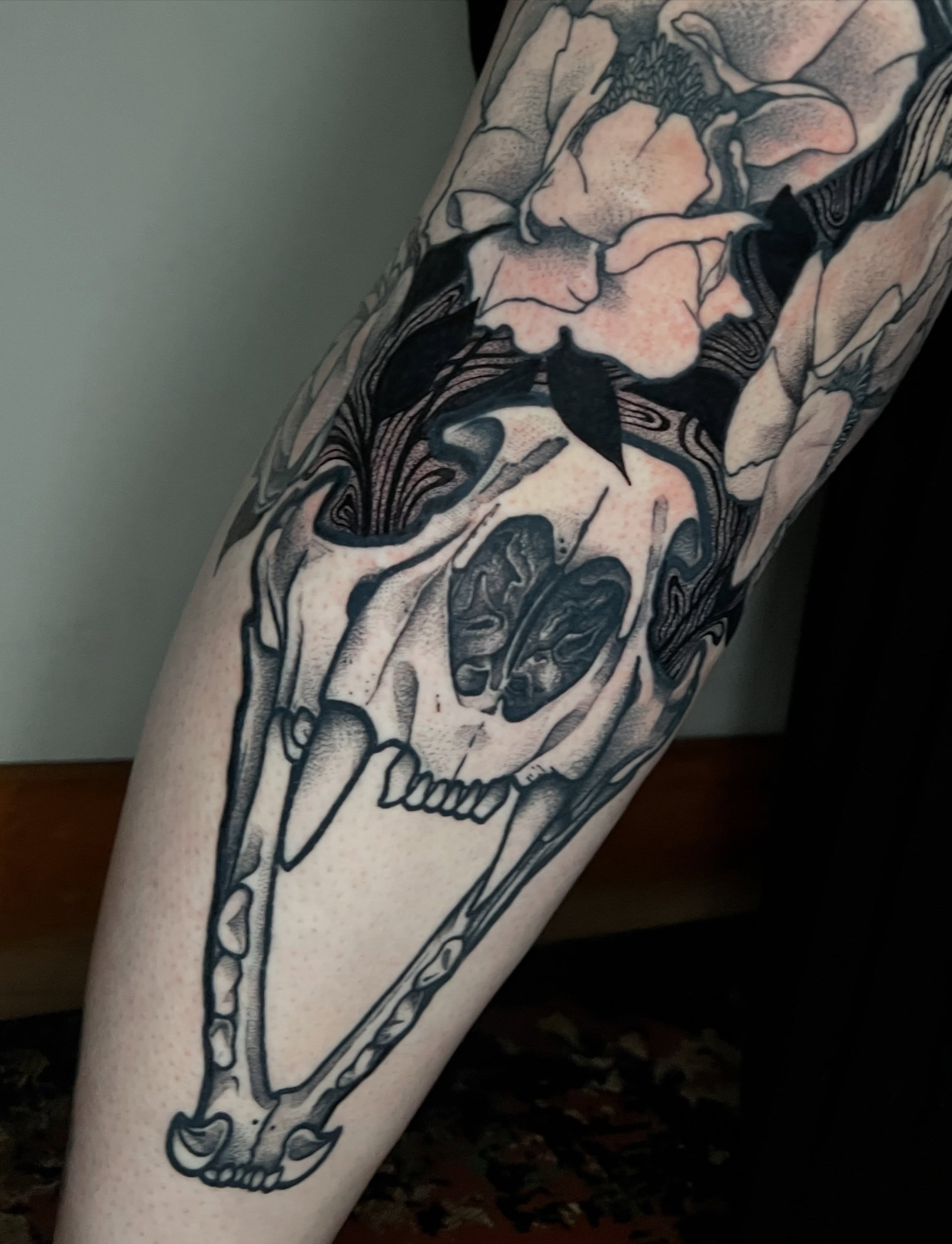 Skull and flowers realism tattoo on the forearm by ✨ Pata Pardee ✨ illustration tattoo