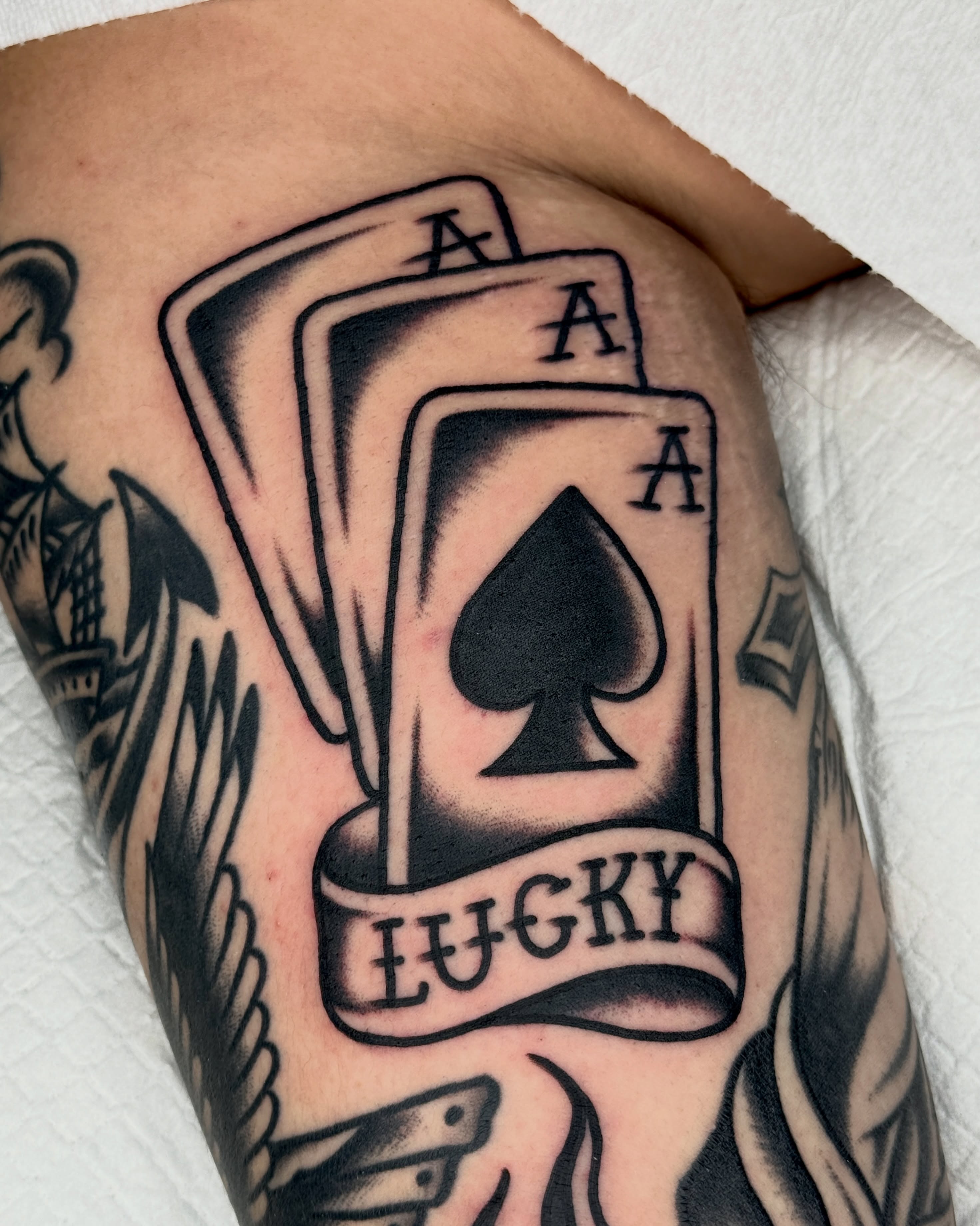 Aces American traditional tattoo on the forearm by 올드스쿨타투 블랙스쿨타투 부천타투 알로