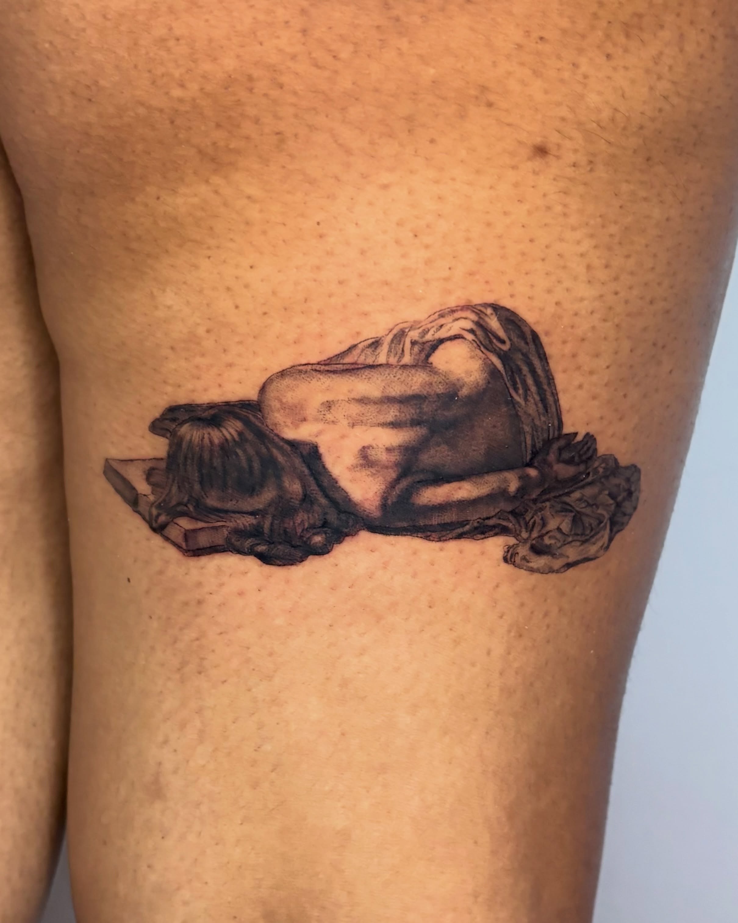 Nude figure realism tattoo on the thigh by Kylah Amin Tattoo