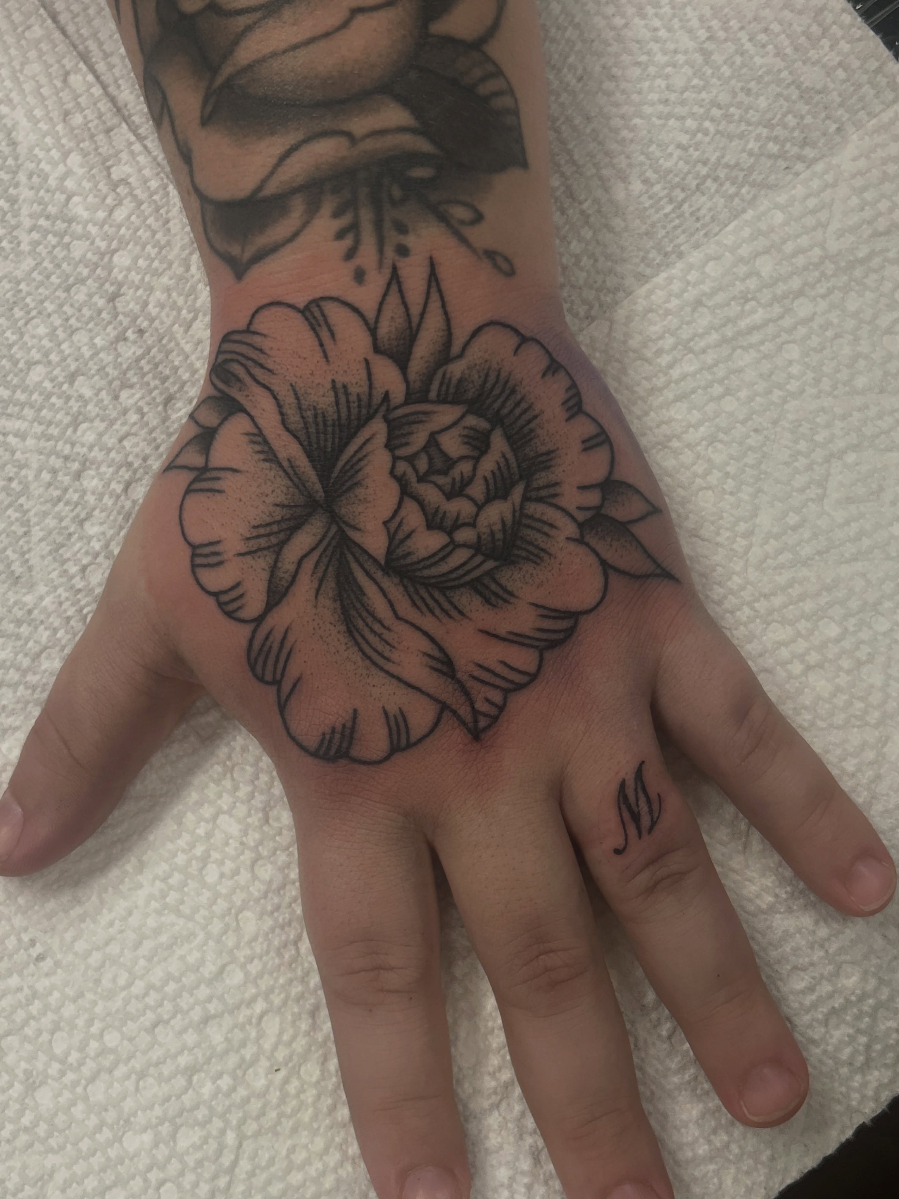 Peony American traditional tattoo on the hand by ๐๐ข๐ฉ๐๐ซ๐ฆ๐ข ๐๐ฌ๐ซ๐ก๐๐ถ๐ฆ
โจ