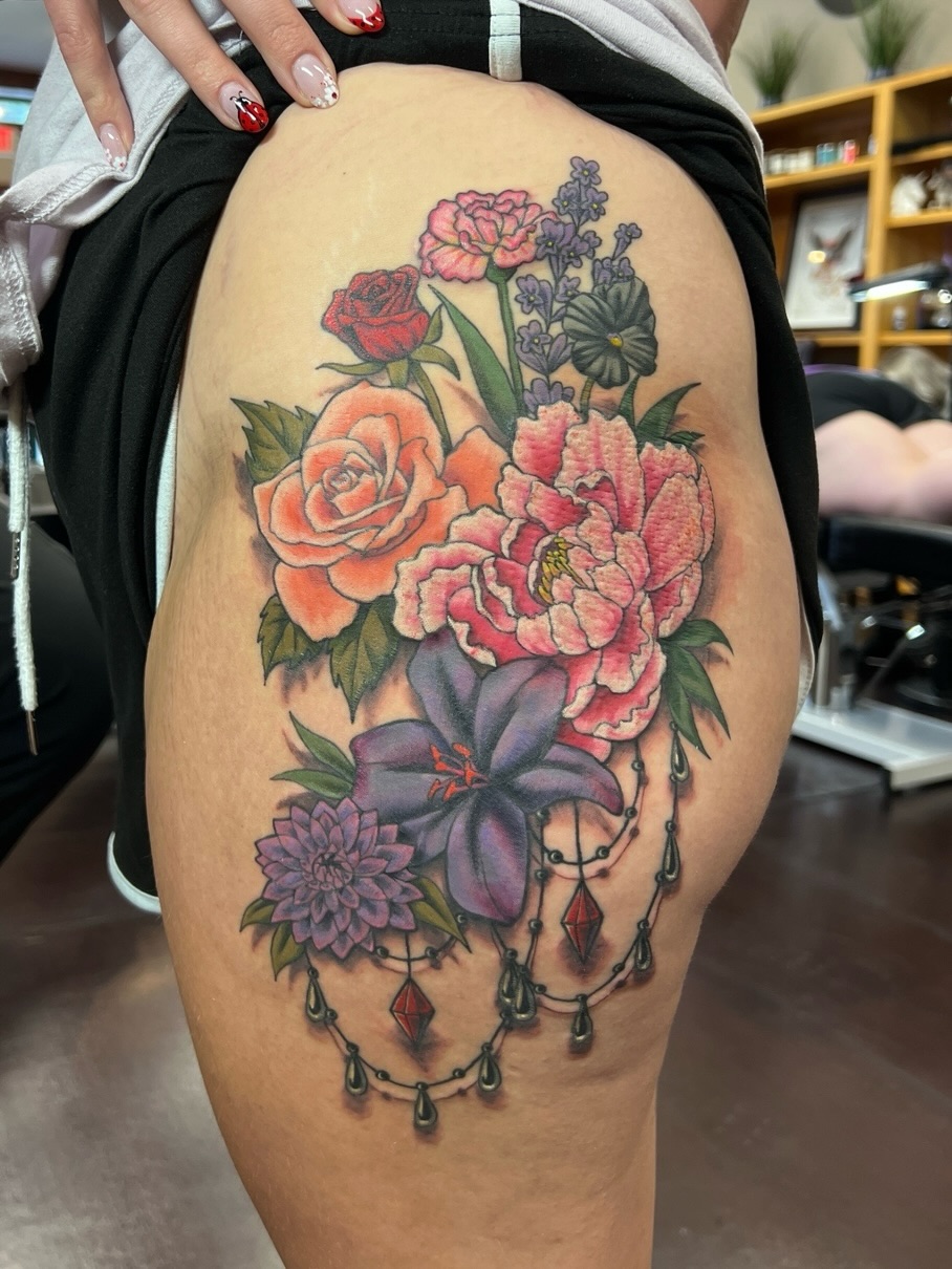 Floral arrangement realism tattoo on the thigh by ๐๐ฒ๐ต๐ ๐๐ช๐พ๐ป๐ฒ๐ต๐ช ๐ฃ๐ช๐ฝ๐ฝ๐ธ๐ธ๐ผ