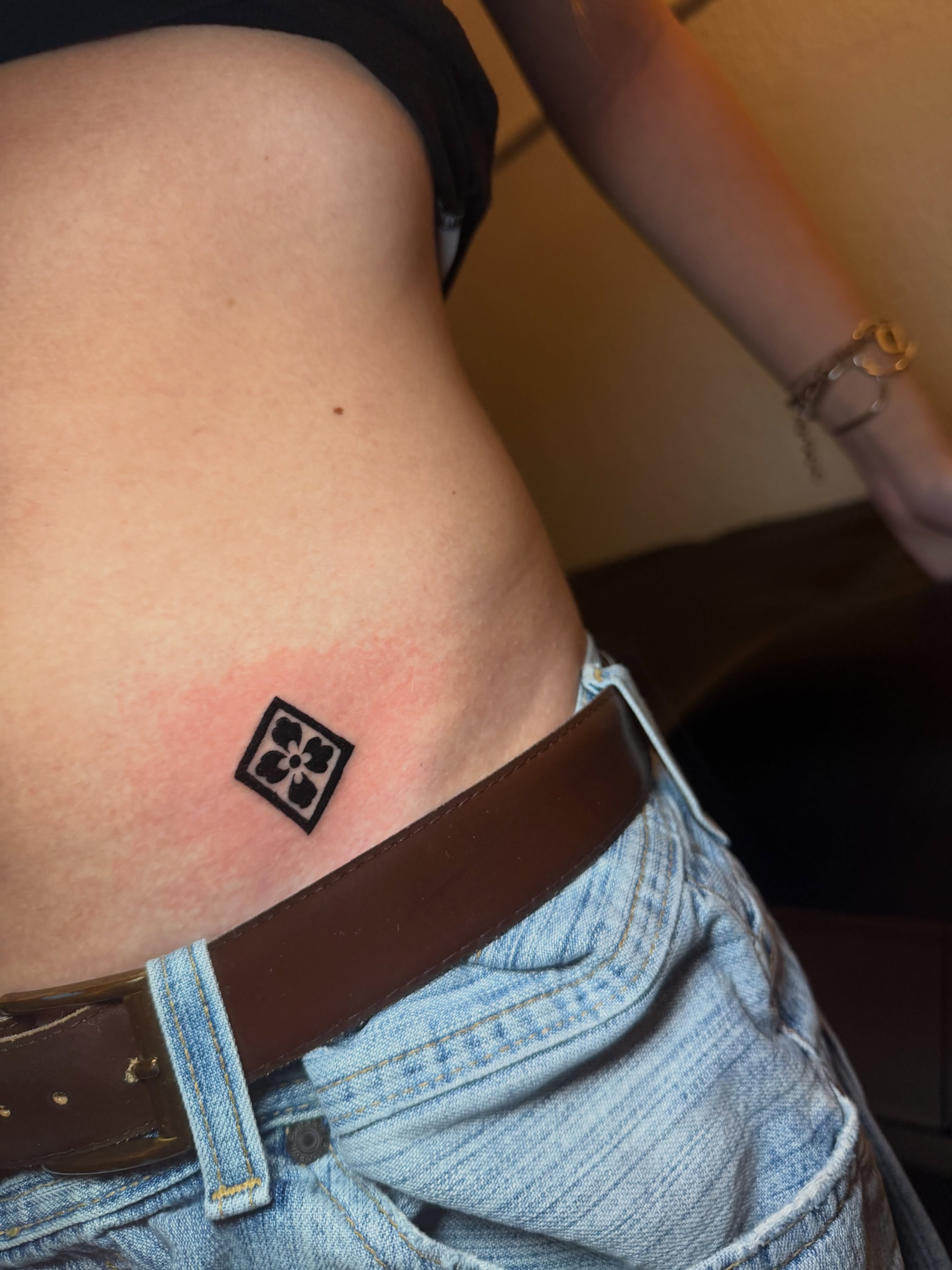 Geometric pattern geometric tattoo on the thigh by tattoo artist (mollz)