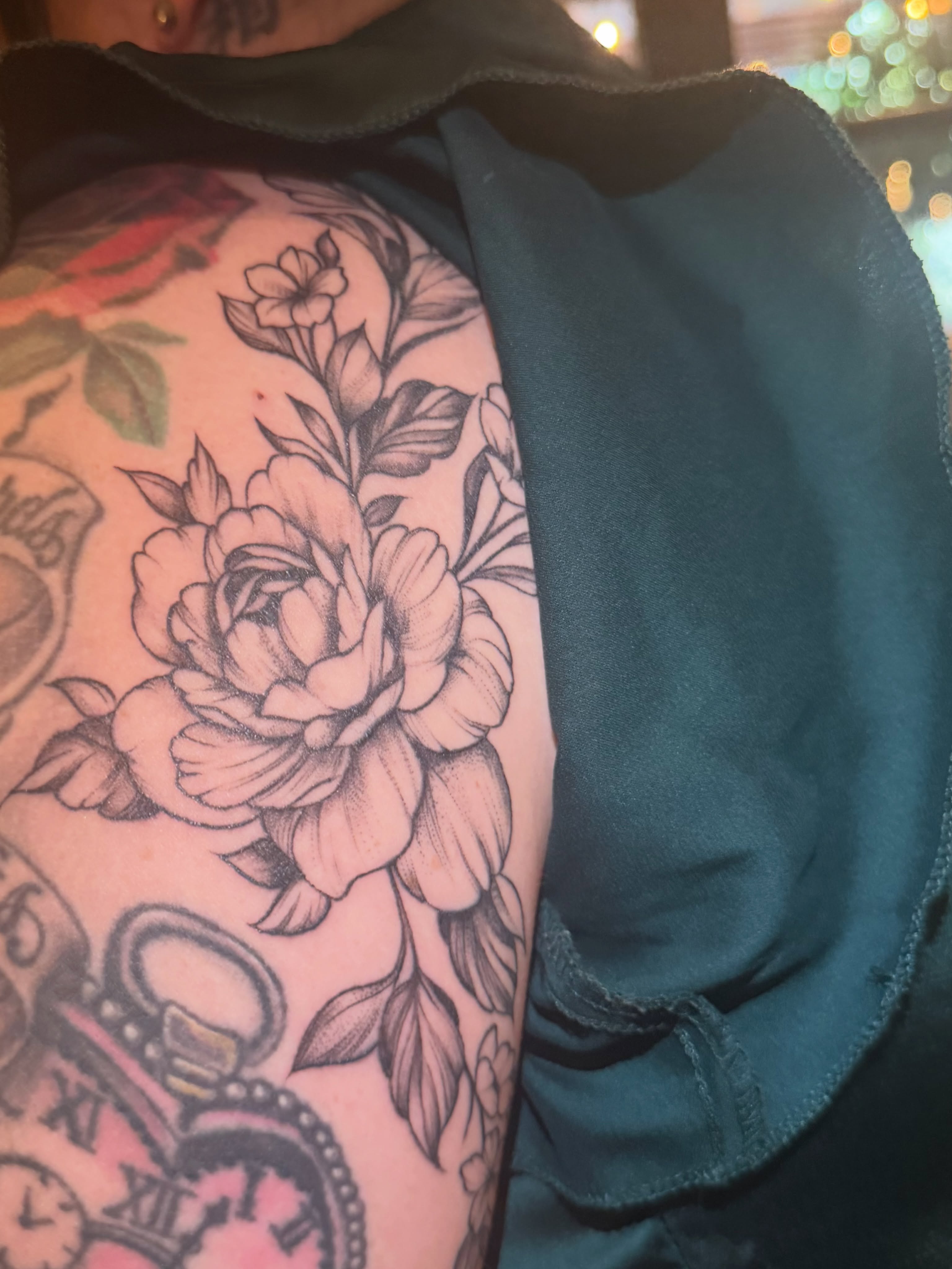 Floral bouquet black and grey tattoo on the upper arm by tattoo artist (mollz)