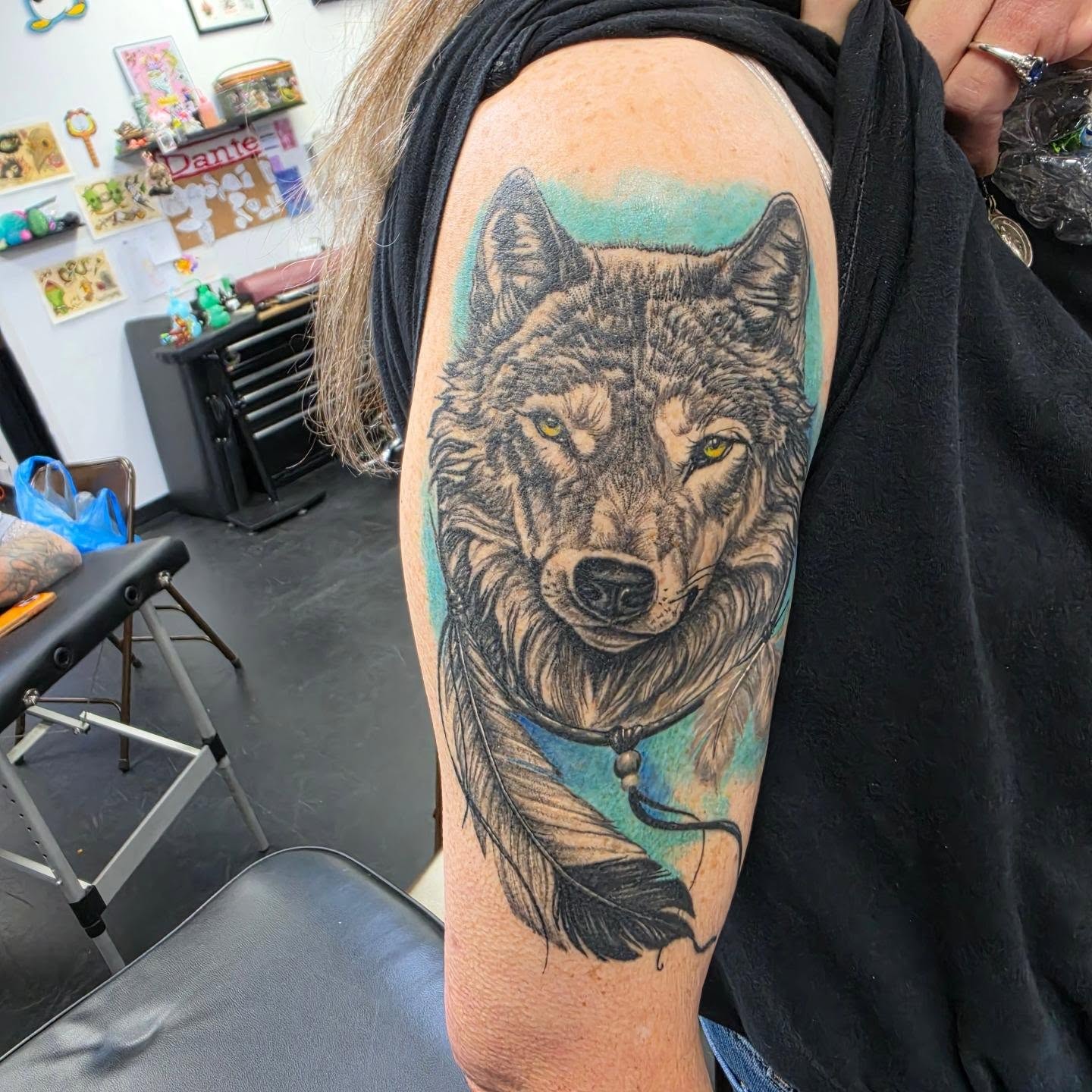 Wolf realism tattoo on the upper arm by Robert Glover