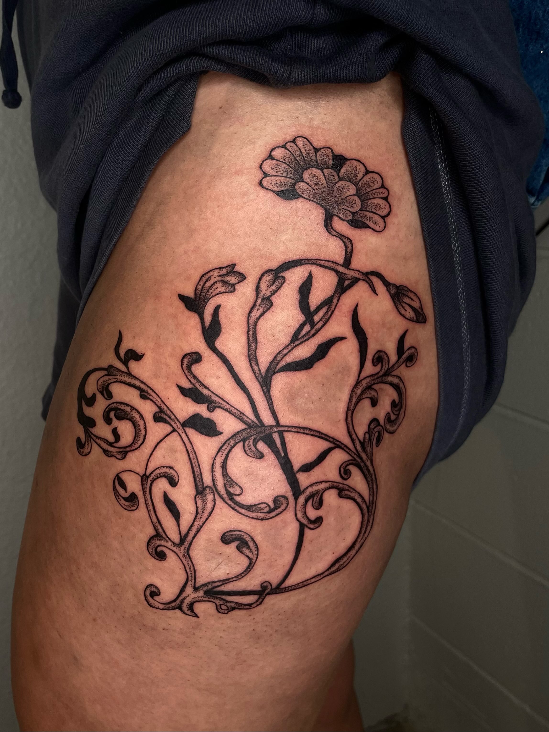 Floral vine black and grey tattoo on the thigh by sara ‧⭑𓆝 𓆟 𓆞 𓆝 𓆟 ⭑‧₊