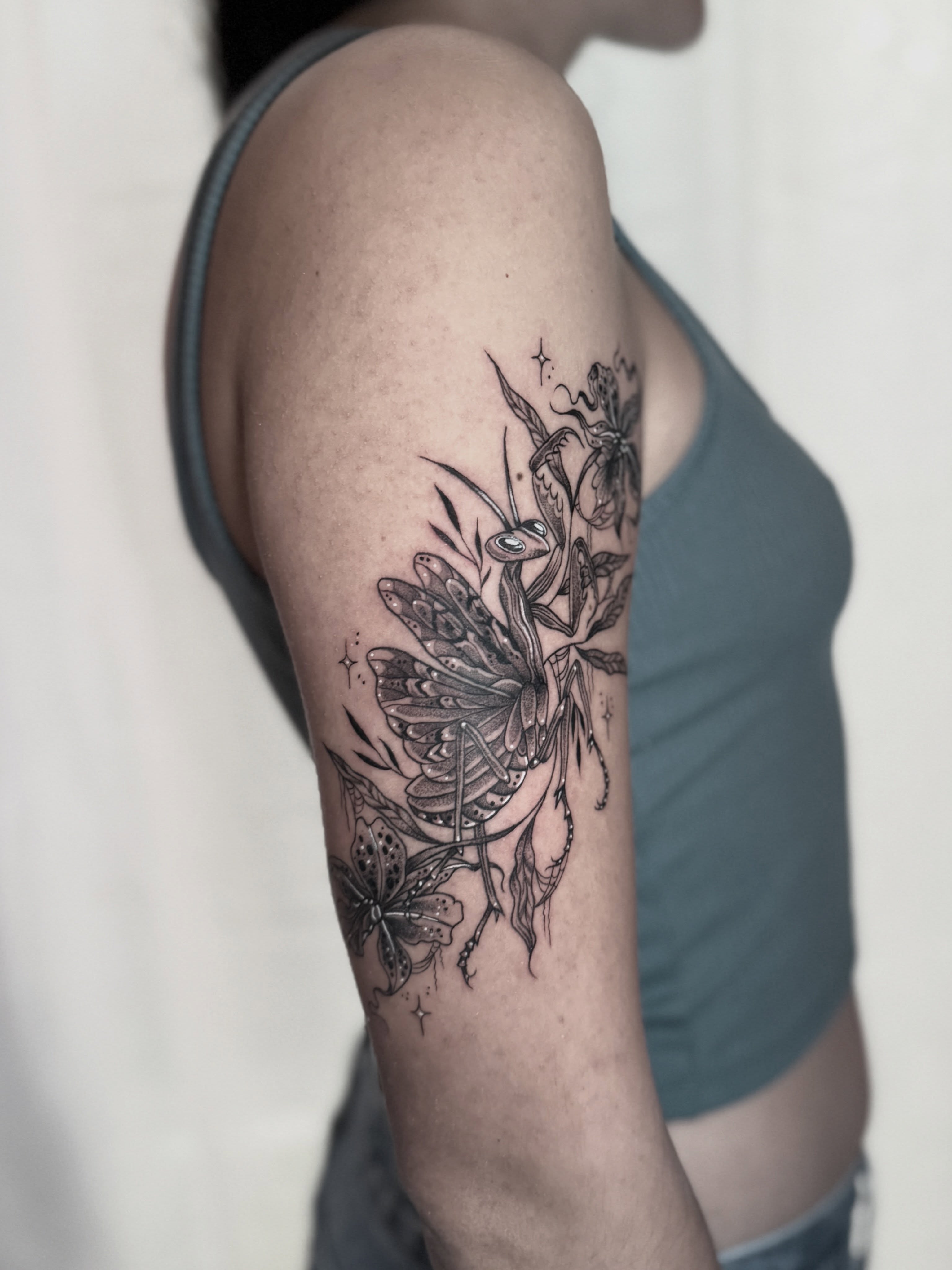 Butterfly and flowers realism tattoo on the upper arm by Mara Flores βπΛβ§