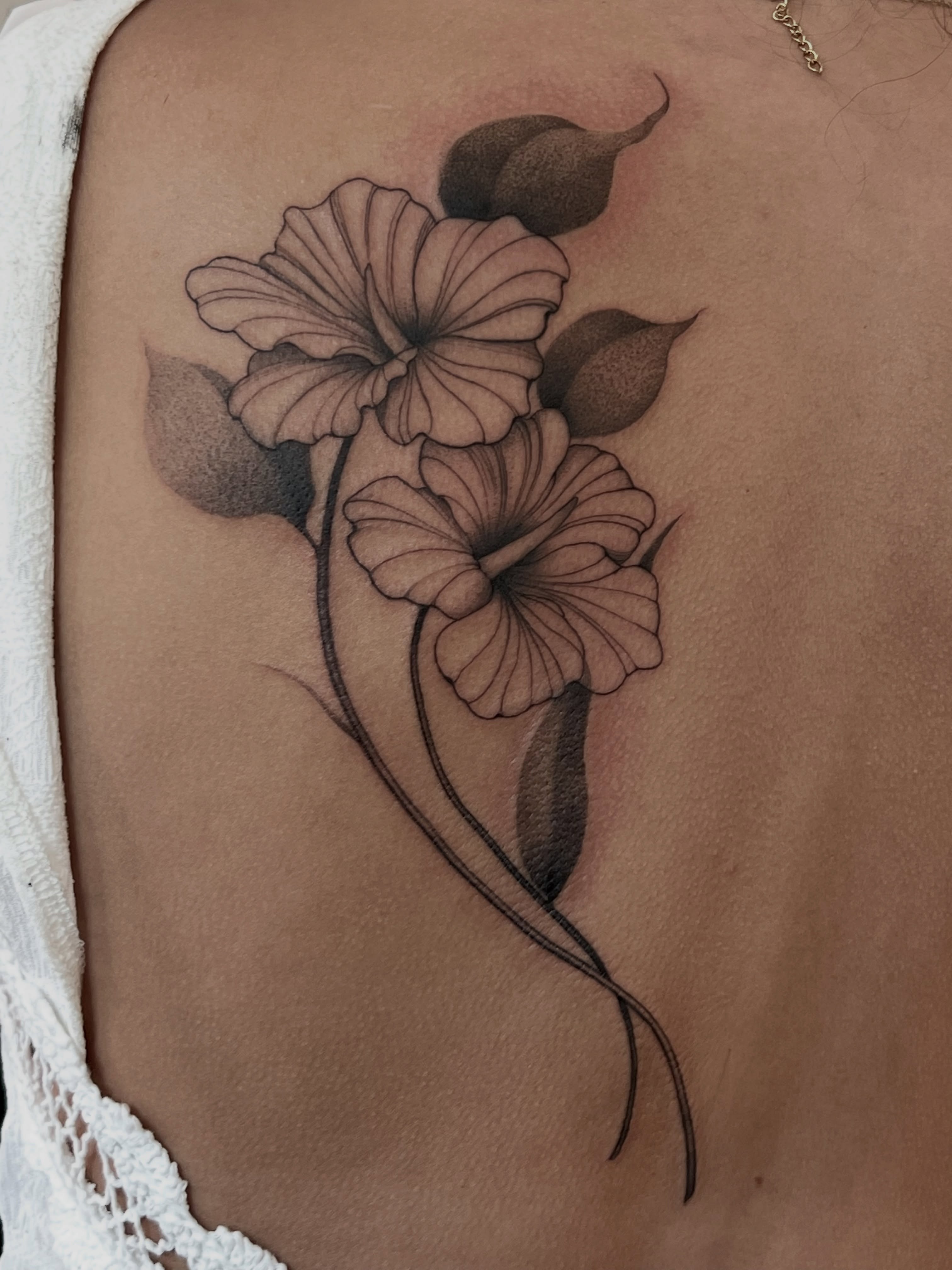 Flowers black and grey tattoo on the shoulder by 𝑱𝒖𝒍𝒊𝒂𝒏𝒏𝒂 𝑴𝒆𝒏𝒏𝒂✥𝑷𝒉𝒊𝒍𝒂𝒅𝒆𝒍𝒑𝒉𝒊𝒂✥𝑩𝒍𝒂𝒄𝒌 𝒂𝒏𝒅 𝑮𝒓𝒂𝒚