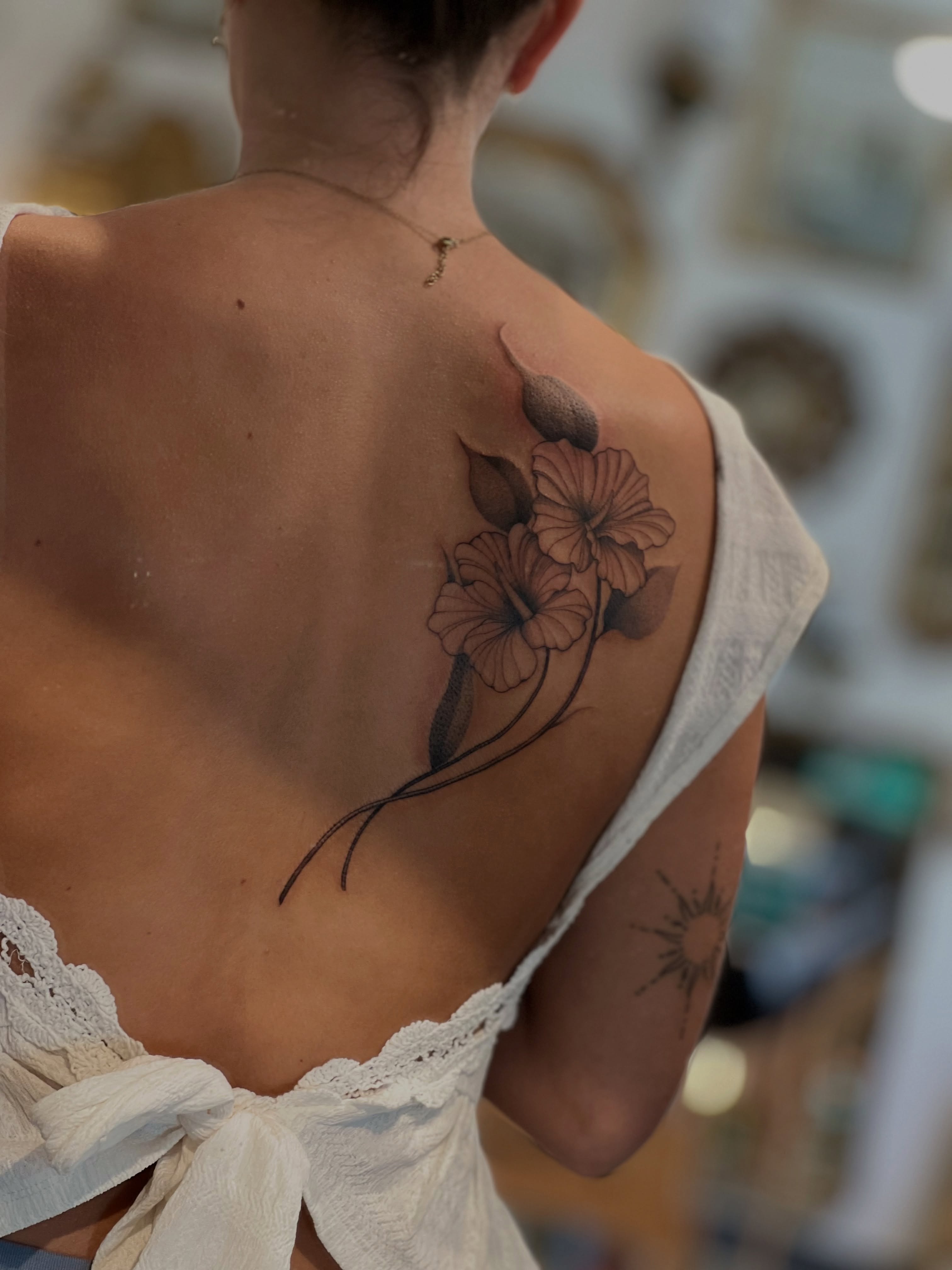 Flowers black and grey tattoo on the shoulder by 𝑱𝒖𝒍𝒊𝒂𝒏𝒏𝒂 𝑴𝒆𝒏𝒏𝒂✥𝑷𝒉𝒊𝒍𝒂𝒅𝒆𝒍𝒑𝒉𝒊𝒂✥𝑩𝒍𝒂𝒄𝒌 𝒂𝒏𝒅 𝑮𝒓𝒂𝒚