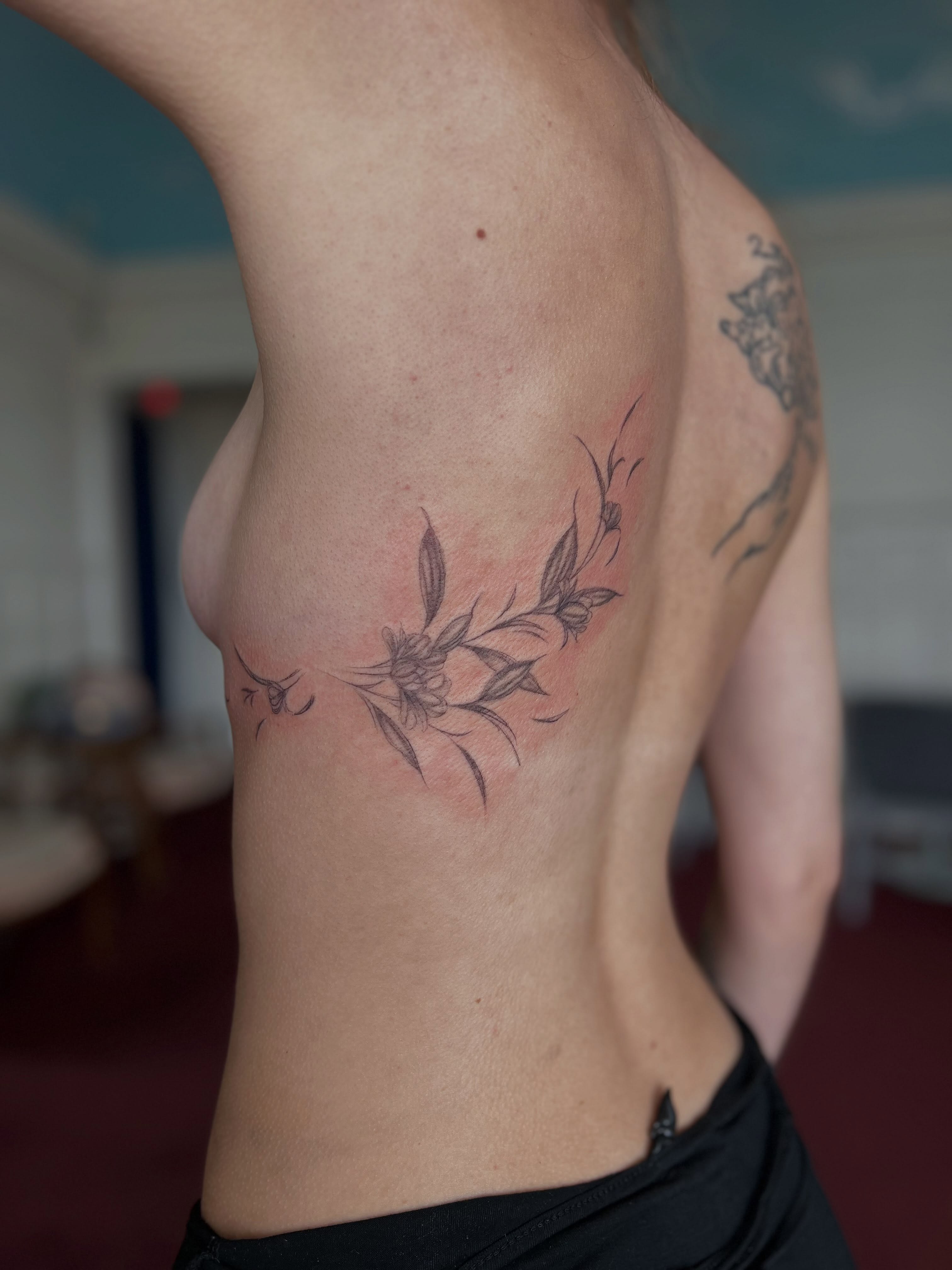 Floral branch black and grey tattoo on the ribs by Jordi WA Tacoma Tattooer