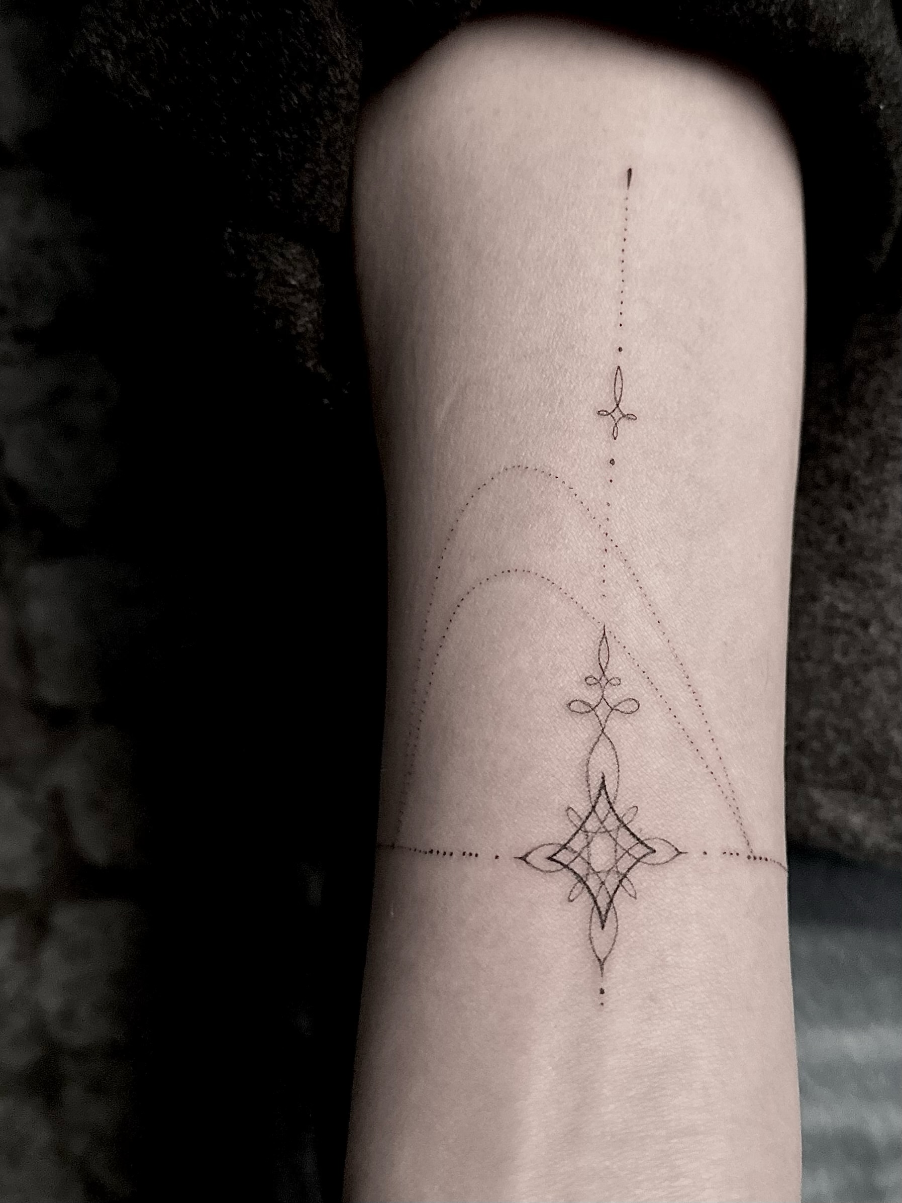 Tattoo by @nu9na_tattoo — fine_line, geometric