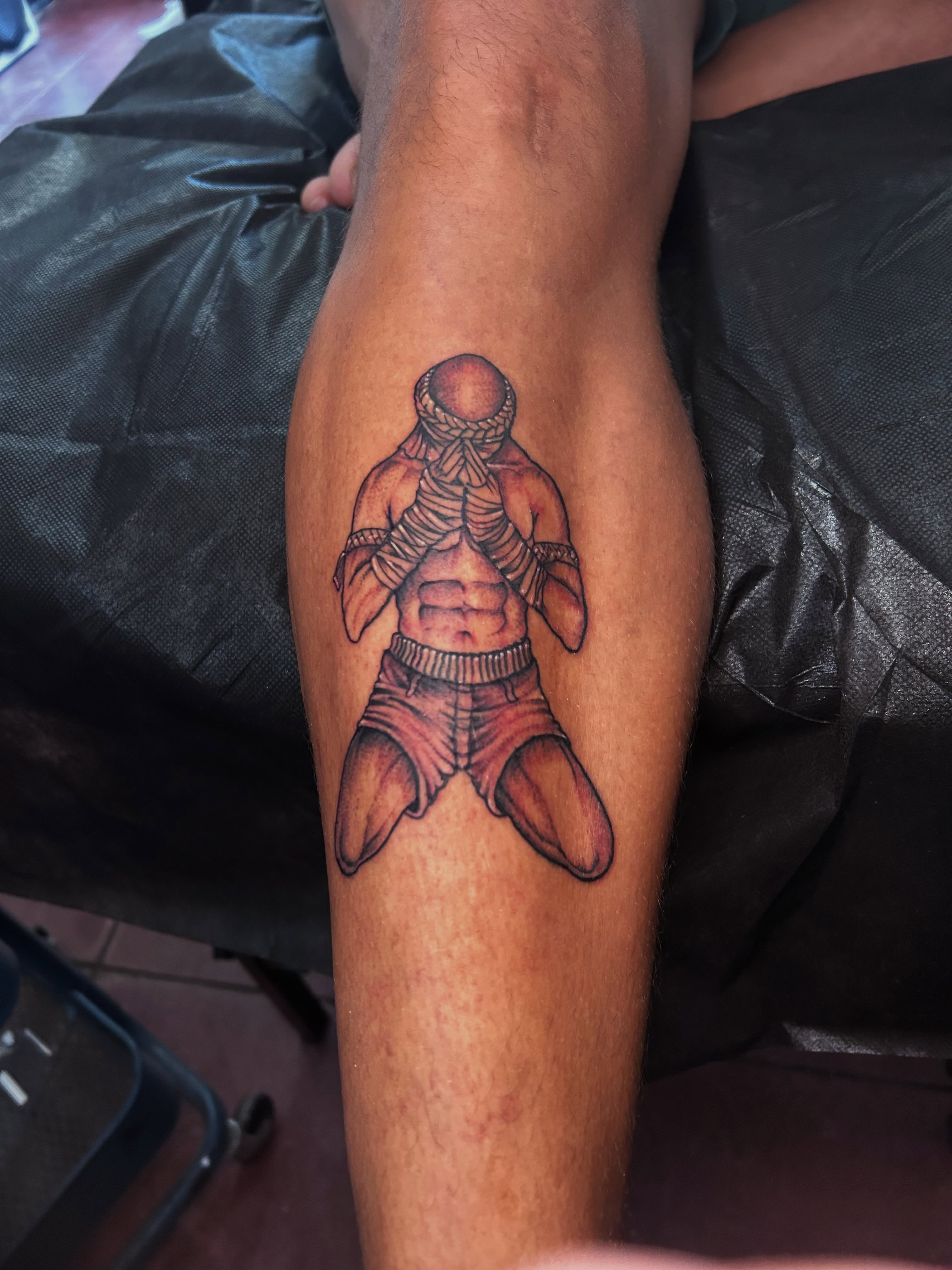 Boxing figure realism tattoo on the leg by Felix perez (Tattooer)