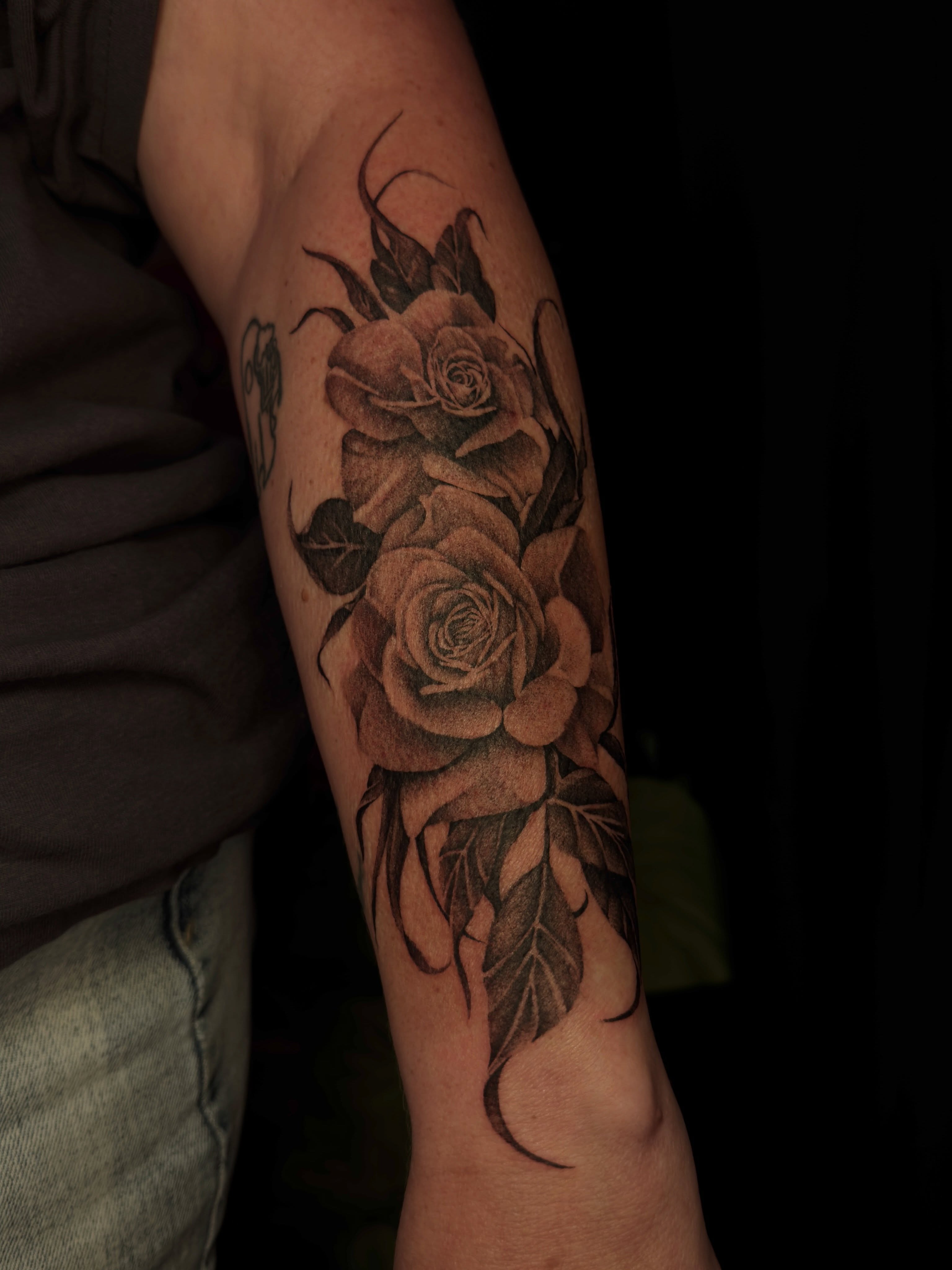 Roses black and grey tattoo on the forearm by 𝙷𝚊𝚒𝚕𝚎𝚢 𝙷𝚊𝚛𝚎𝚗 ✯ 𝙽𝙴 𝙾𝚑𝚒𝚘 𝚃𝚊𝚝𝚝𝚘𝚘 𝙰𝚛𝚝𝚒𝚜𝚝