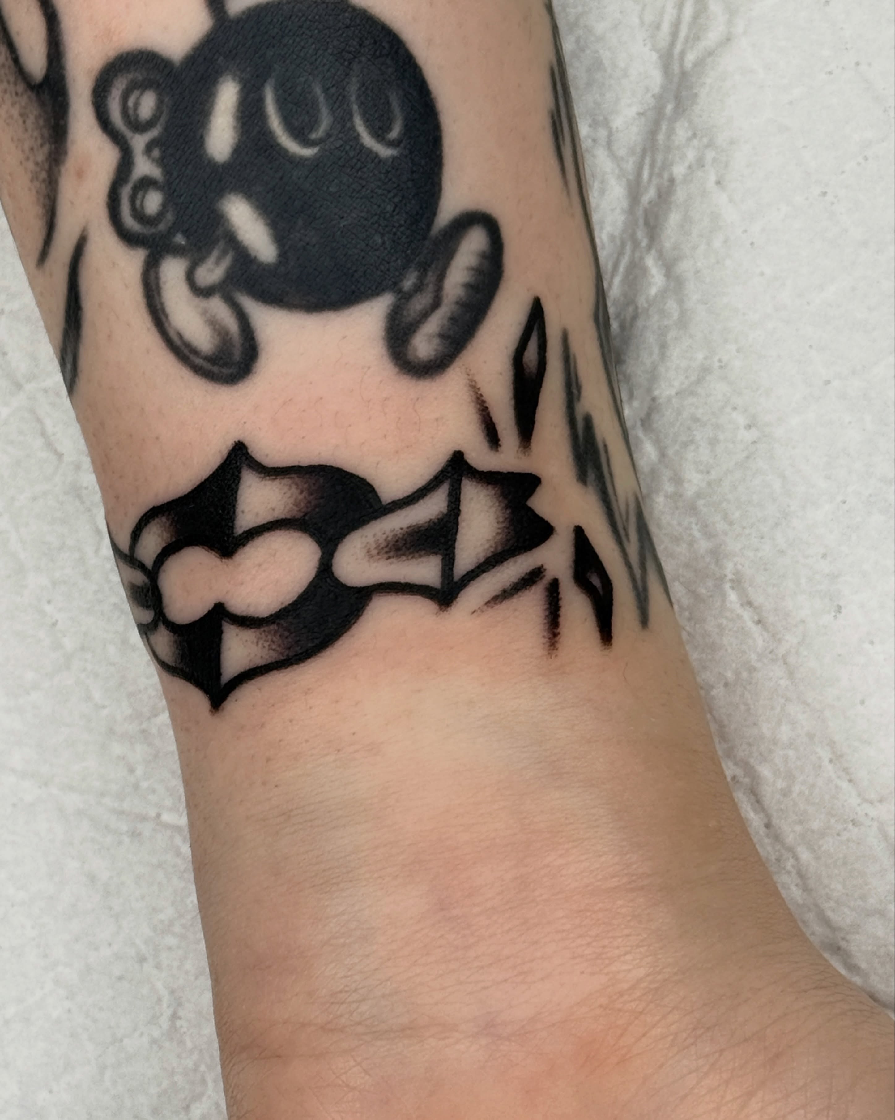 Octopus black and grey tattoo on the forearm by 올드스쿨타투 블랙스쿨타투 부천타투 알로