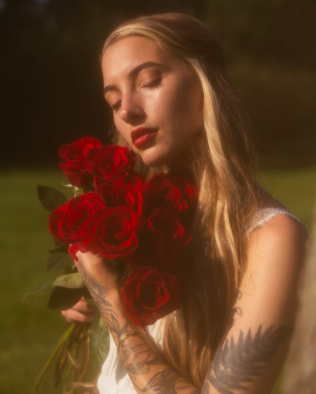 Red roses realism tattoo on the upper arm by 𝔐𝔦𝔠𝔥𝔢𝔩𝔩𝔢 ℭ𝔥𝔞𝔪𝔢𝔯𝔩𝔦𝔨