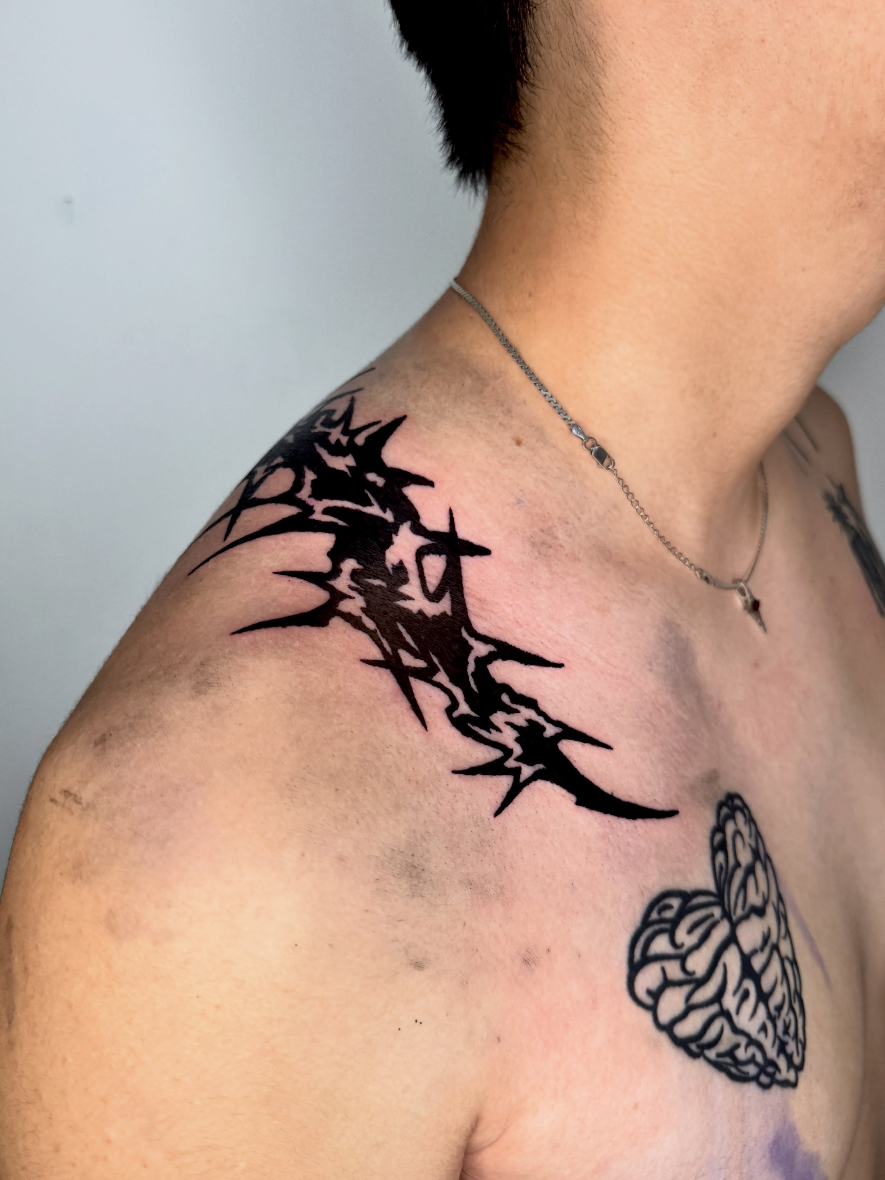 Thorn crown black and grey tattoo on the shoulder by 𝔠𝔲𝔯𝔱𝔦𝔰 ~ tattoo artist