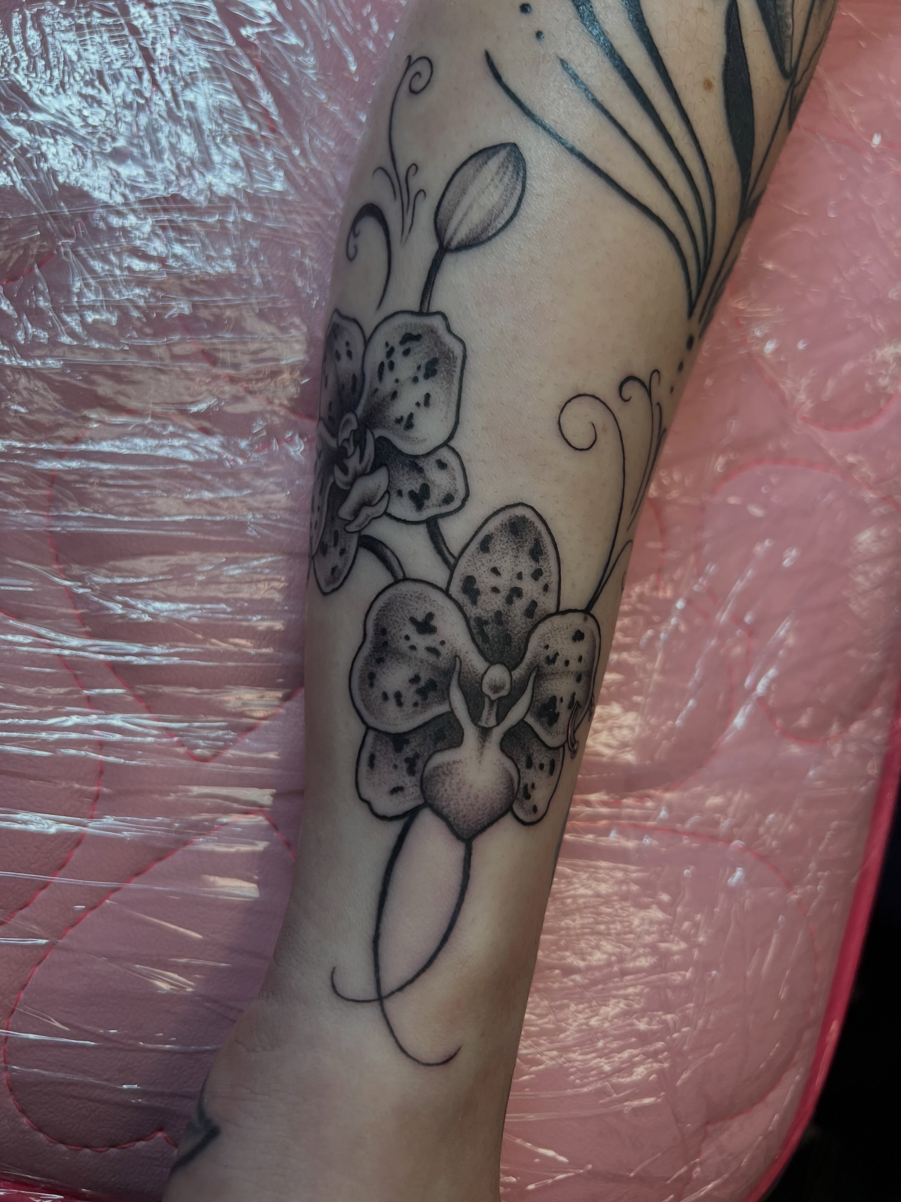 Tattoo by @queenetattoos — black_and_grey