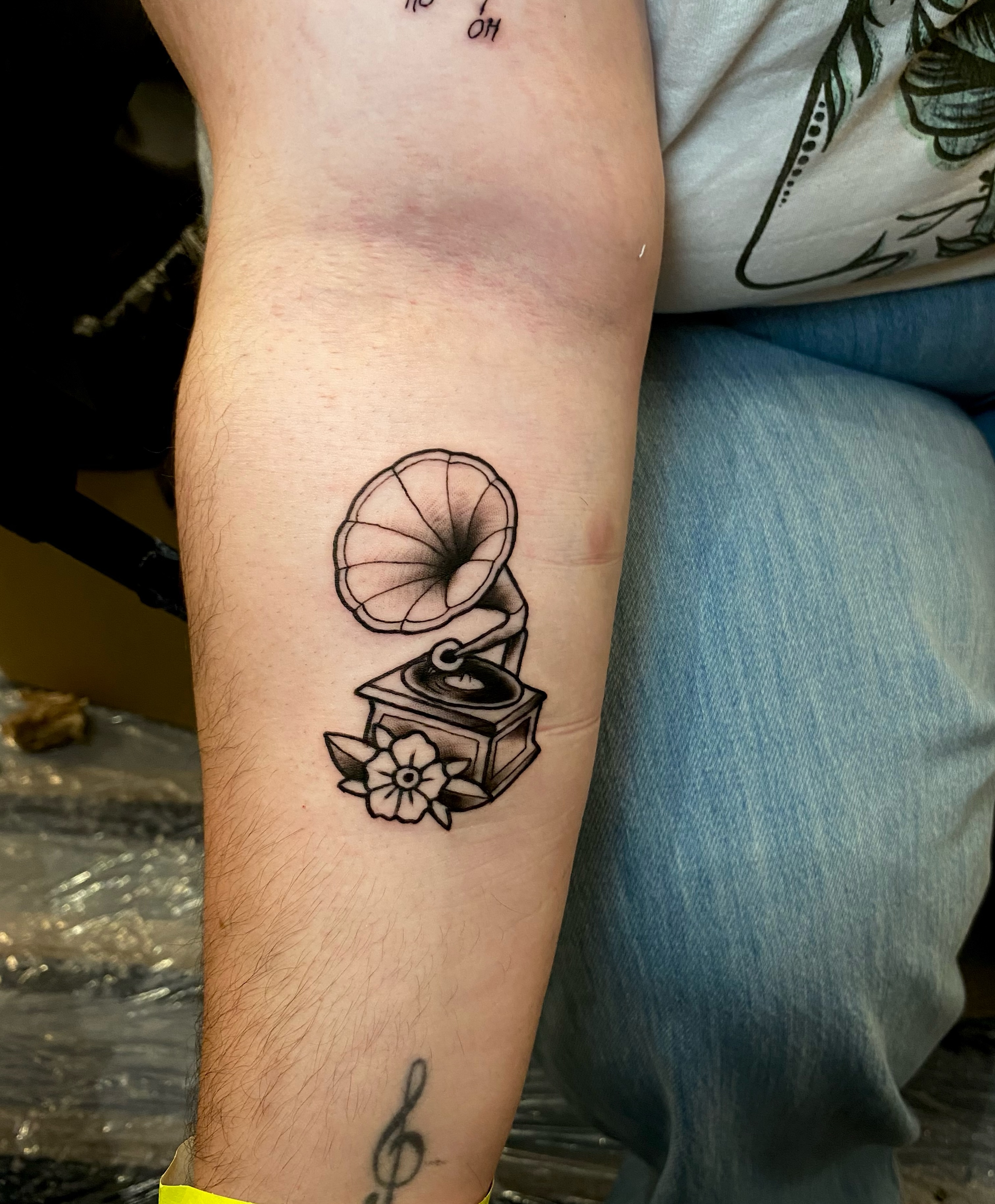 Gramophone black and grey tattoo on the forearm by Pablof 🕸️