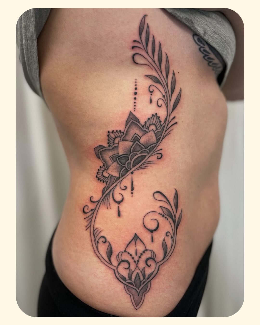 Lotus flower dotwork tattoo on the ribs by 𝐒𝐚𝐦𝐬𝐨𝐧𝐋𝐚𝐳𝐚𝐫𝐭𝐞