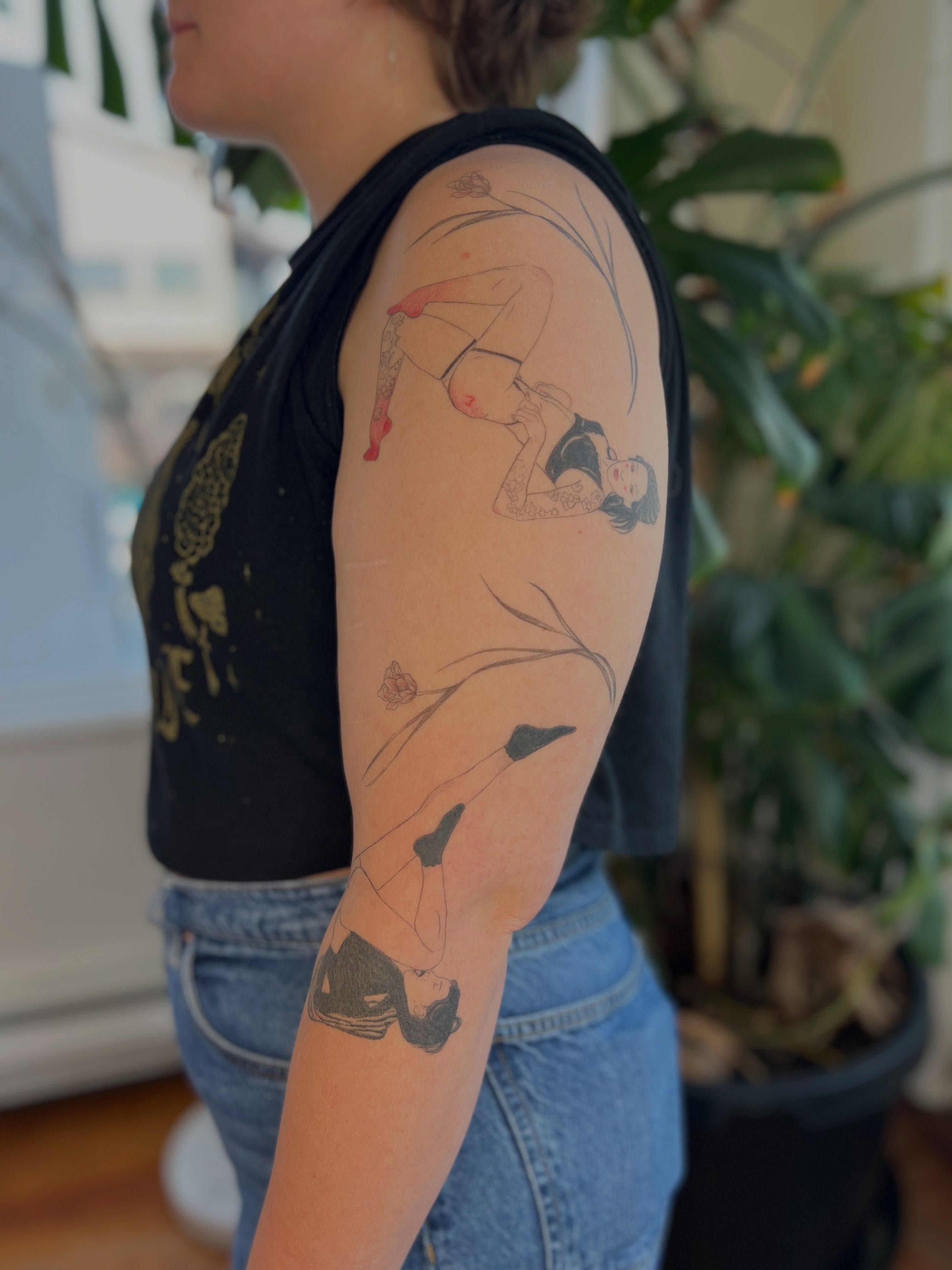 Pin-up girl American traditional tattoo on the upper arm by Jordi WA Tacoma Tattooer