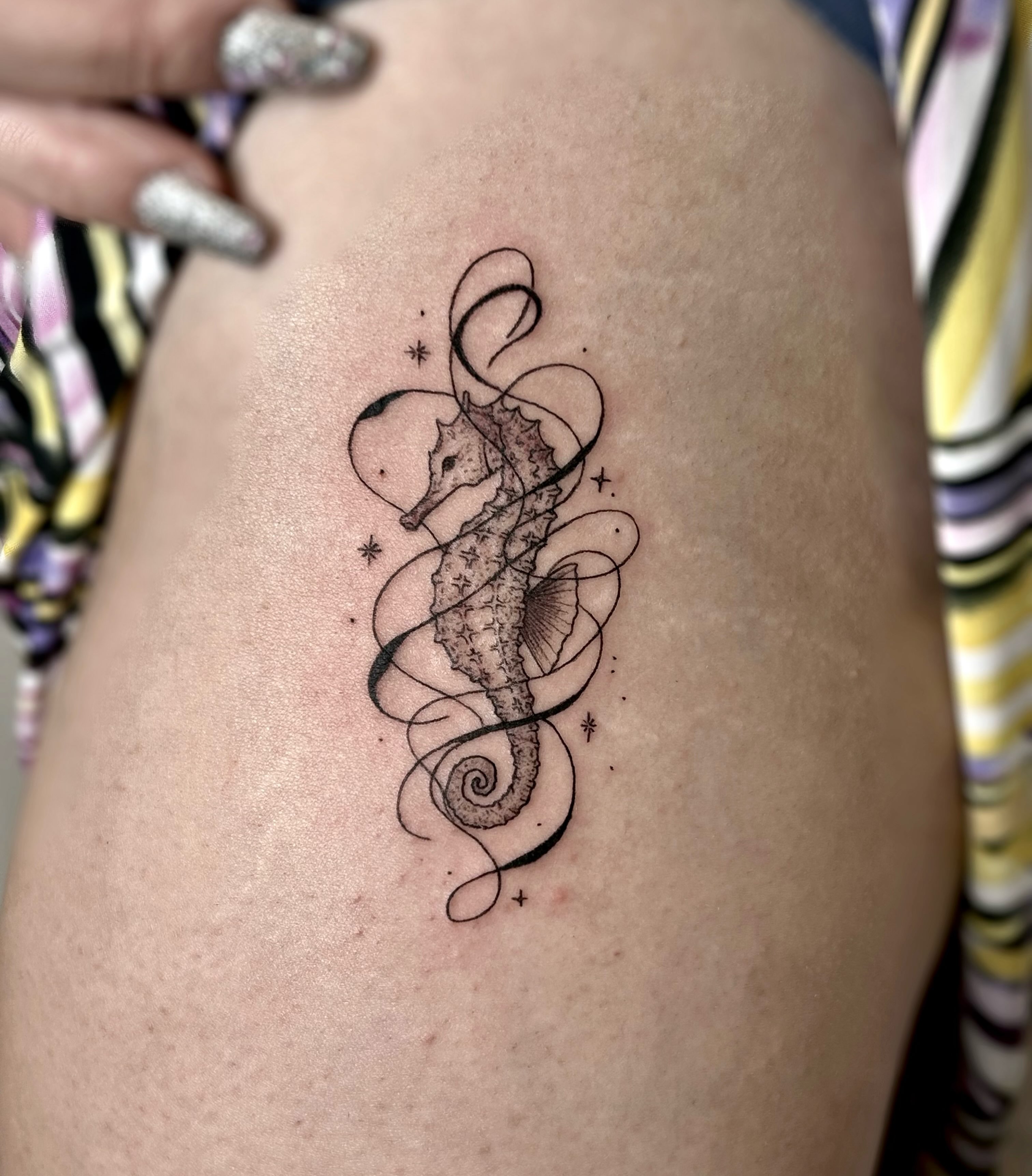 Seahorse black and grey tattoo on the thigh by 𝒜𝓇𝓉𝒾𝓈𝓉 𝒟𝒶𝒾𝓈𝓎 ♡