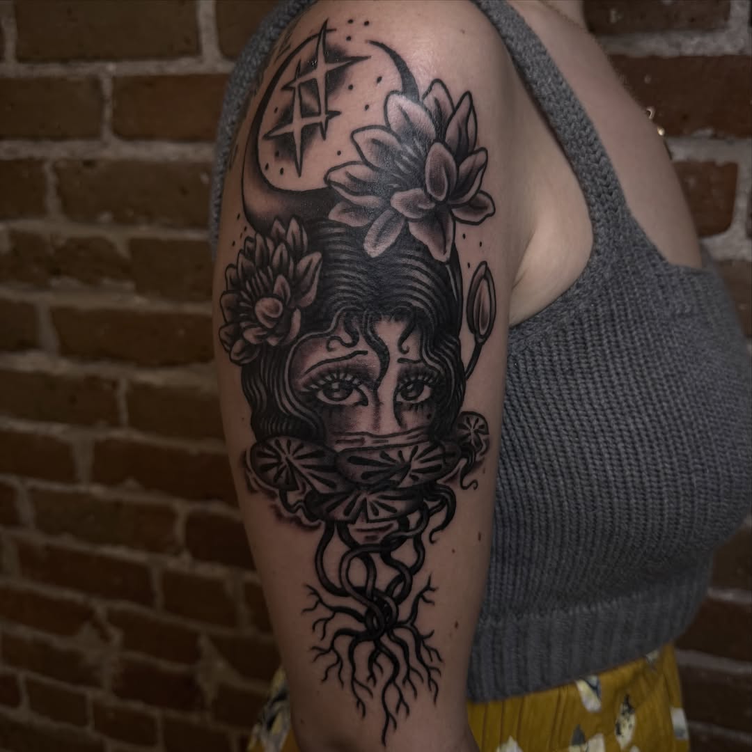 Woman with flowers realism tattoo on the shoulder by 🩸 𝓢𝔂𝓵𝓿𝓲𝓮 🩸 ▪︎ 𝕯𝖊𝖓𝖛𝖊𝖗 𝕿𝖆𝖙𝖙𝖔𝖔𝖊𝖗 ▪︎