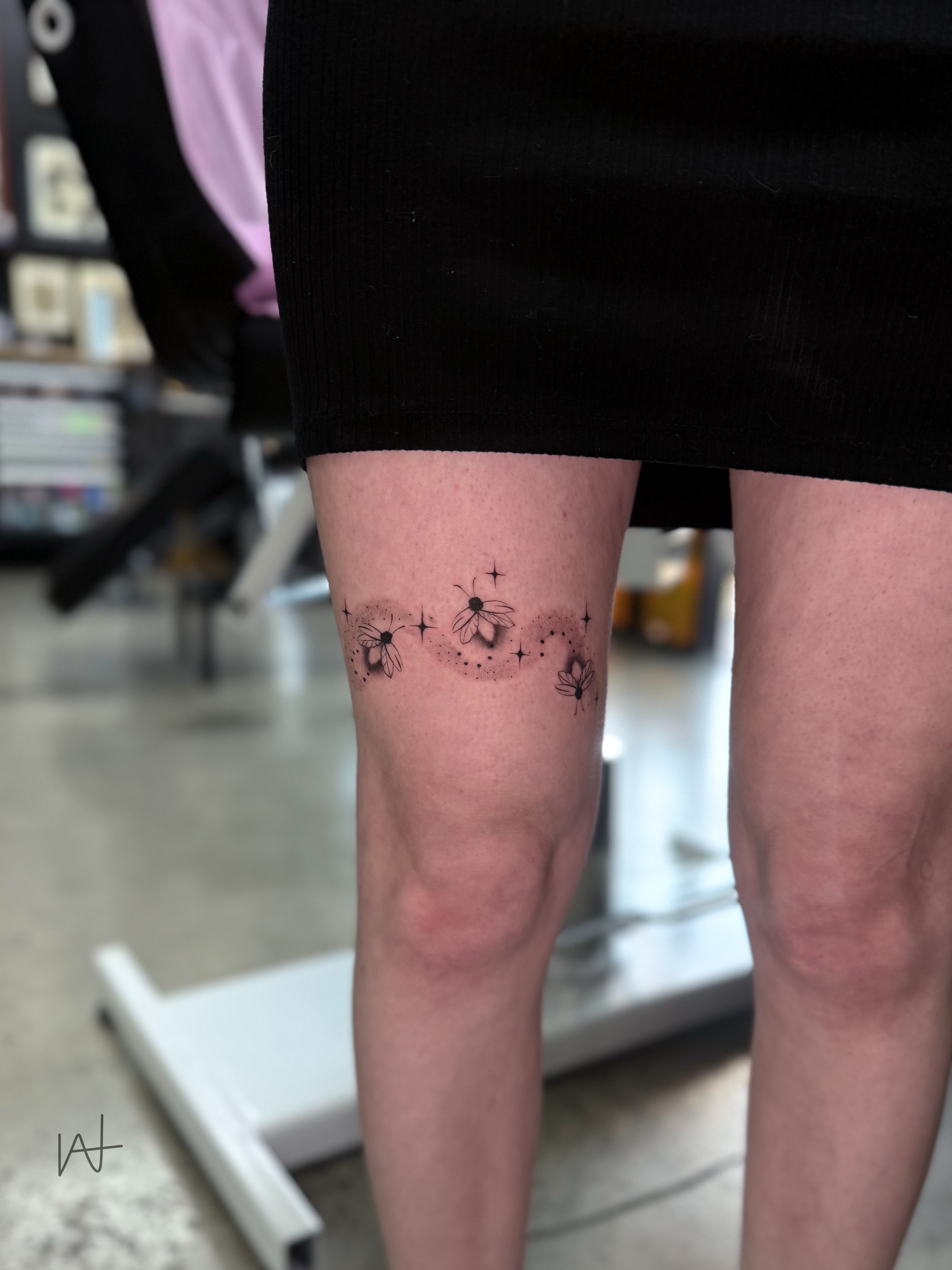 Flowers and stars dotwork tattoo on the leg by Kat Parmu