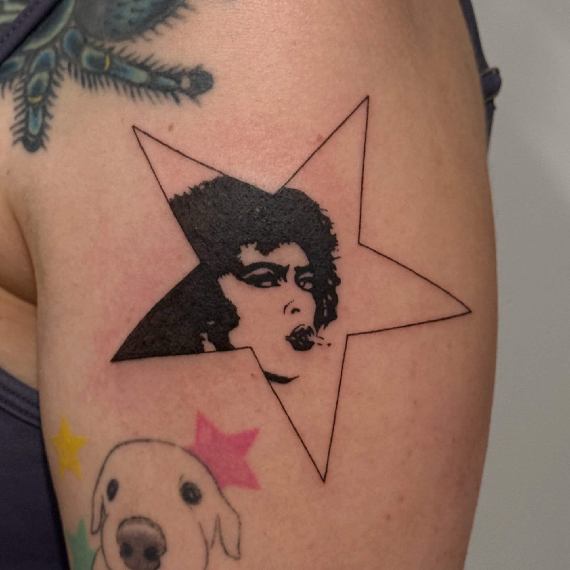 Woman with star geometric tattoo on the thigh by Kirsten