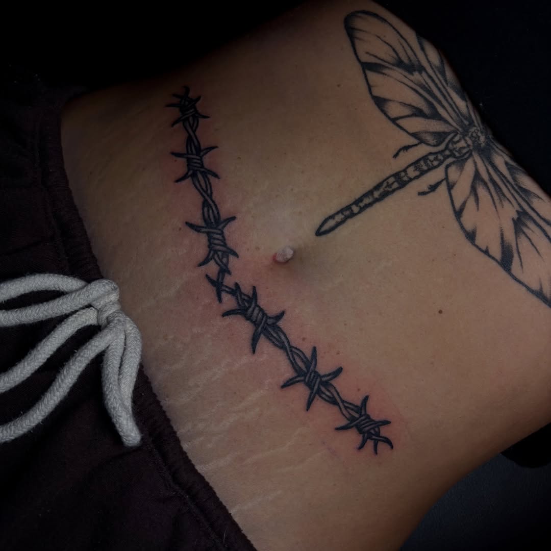 Barbed wire black and grey tattoo on the ribs by 𓂃˚‧ 𓆸𝔏𝔦𝔫𝔷 ℭ𝔥𝔞𝔡𝔴𝔦𝔠𝔨 ੈ𑁍