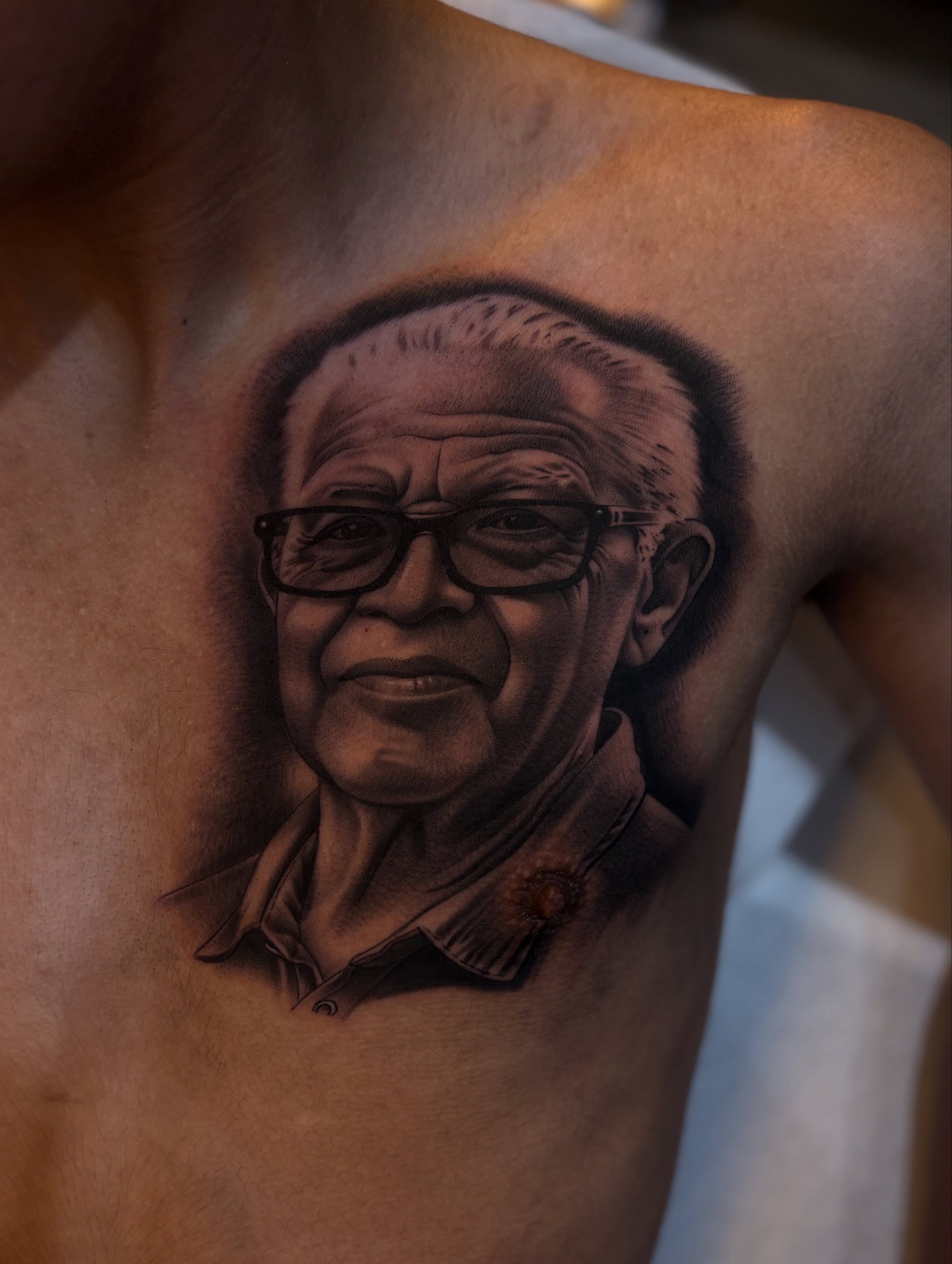 Portrait realism tattoo on the chest by 𝖃𝖆𝖛𝖎𝖊𝖗 𝕬. 𝕾𝖆𝖑𝖎𝖓𝖆𝖘