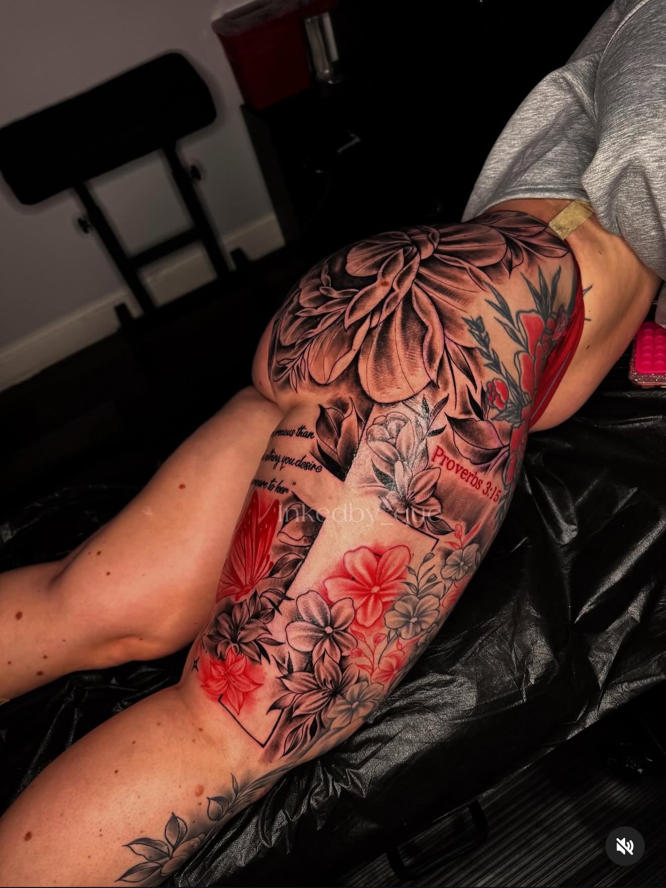 Floral bouquet realism tattoo on the thigh by Q⚜️