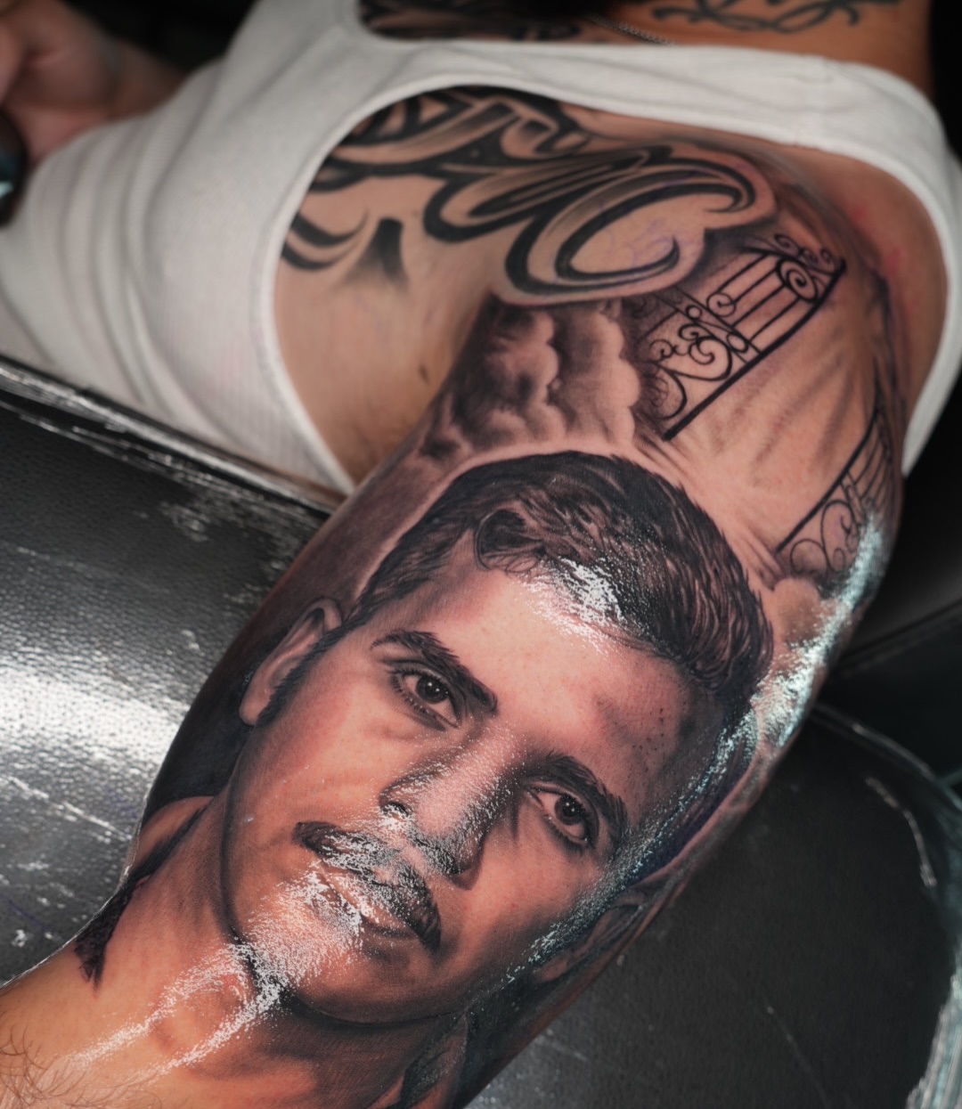 Tattoo by @lasmanosdeltoro — realism, black_and_grey