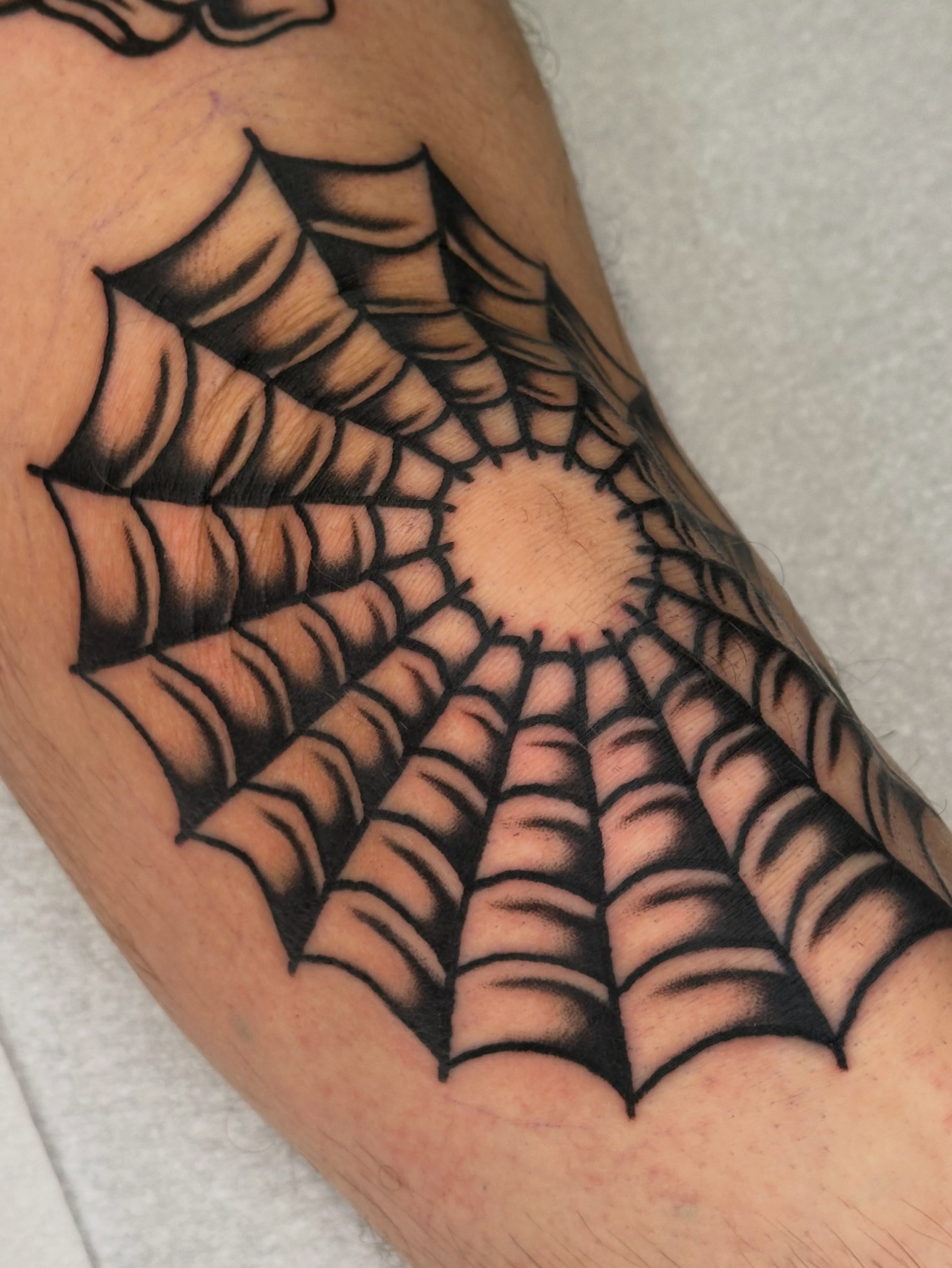 Spider web geometric tattoo on the forearm by 쿤타