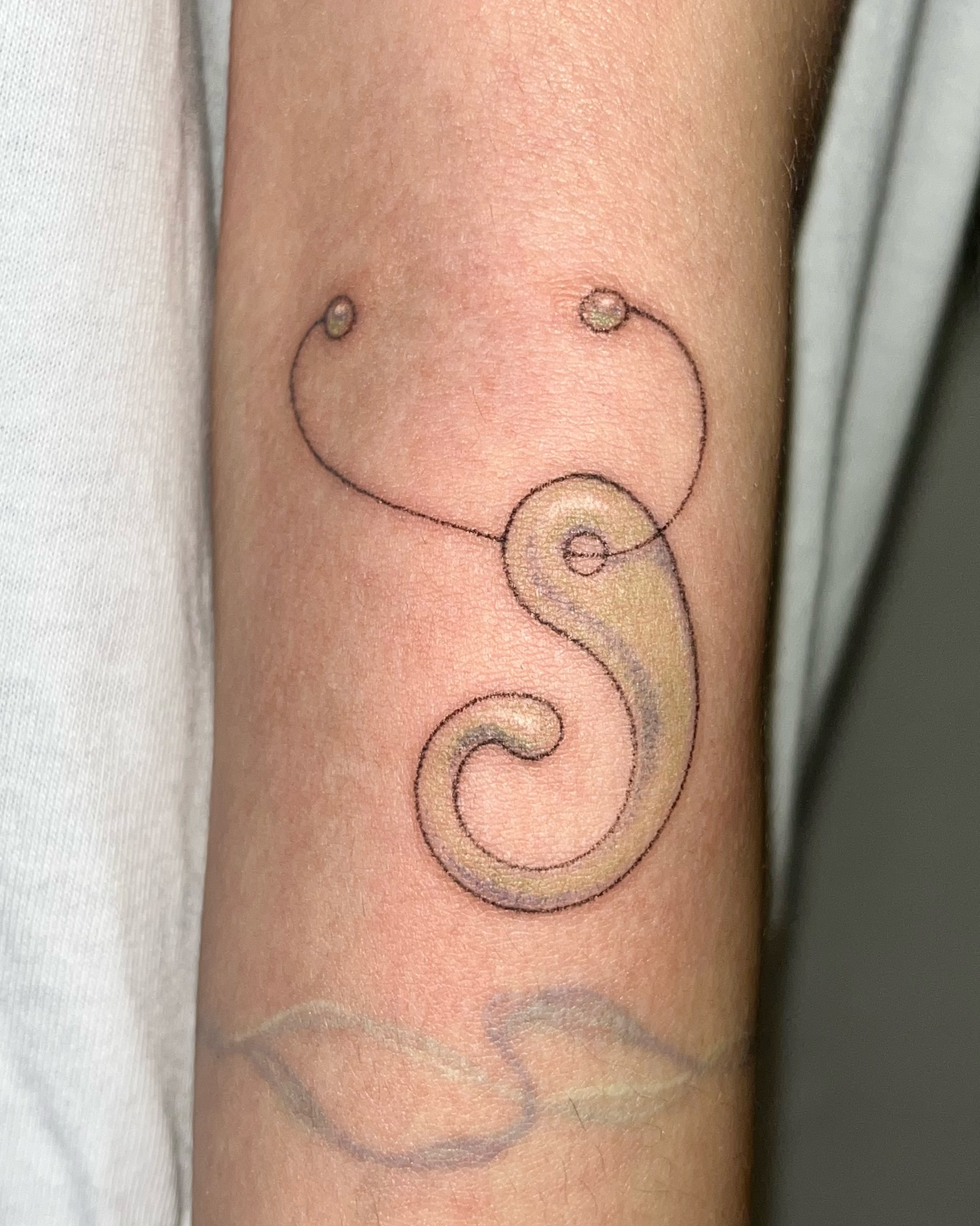 Yin yang symbol geometric tattoo on the forearm by 솝