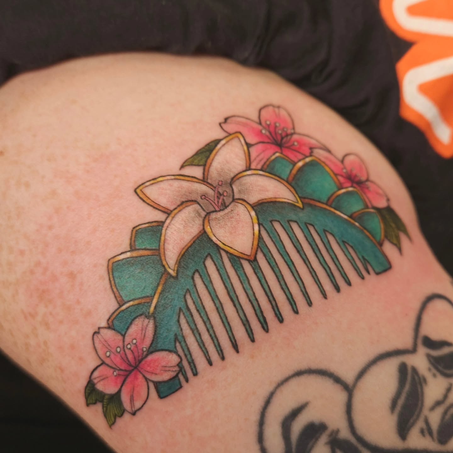 Hair comb with flowers American traditional tattoo on the thigh by πΎπππππ πΎπππππ